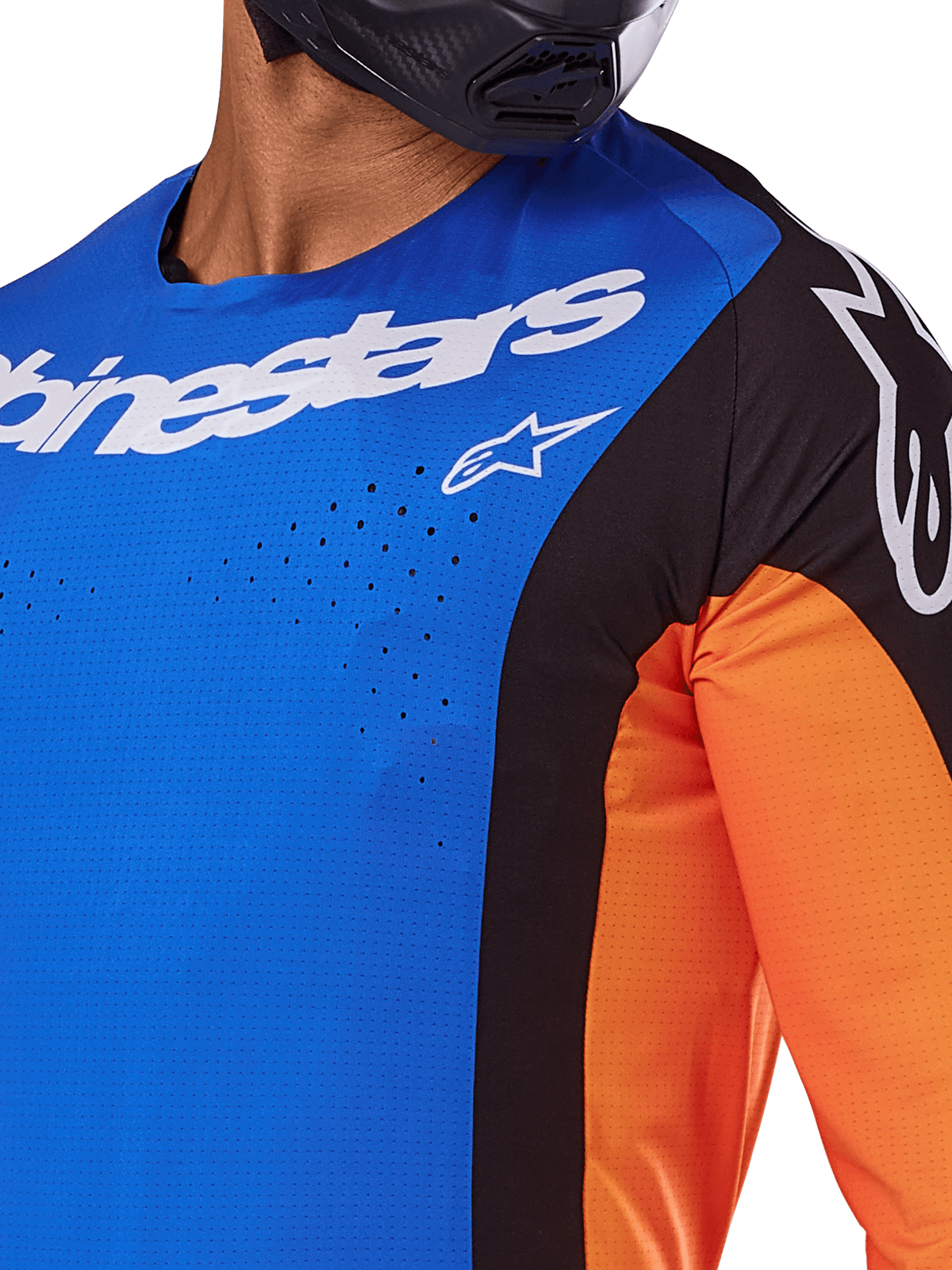 Alpinestars 2025 Techstar Melt trøje, motocross-trøje, blå og orange med sorte paneler, med hvidt Alpinestars-logo og synlige laserskårne perforeringer på brystet, båret af en kører med sort hjelm