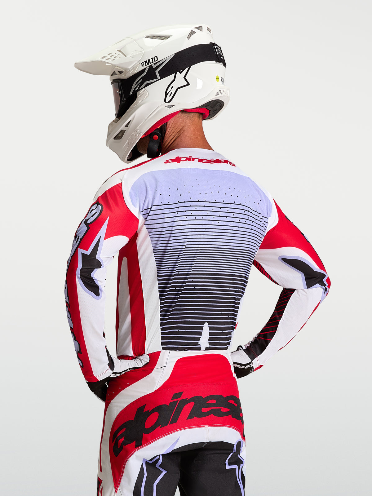 Alpinestars Techstar Maven trøje, rød og hvid motocrossracetrøje til herrer, set bagfra med åndbar atletisk pasform.
