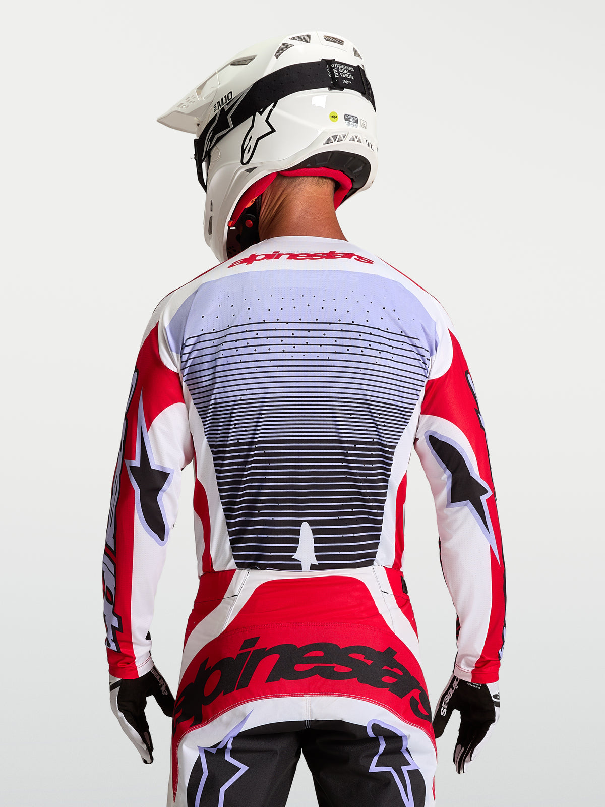 Alpinestars Techstar Maven trøje, rød og hvid motocross-racetrøje i åndbart tekstil, set bagfra på kører.