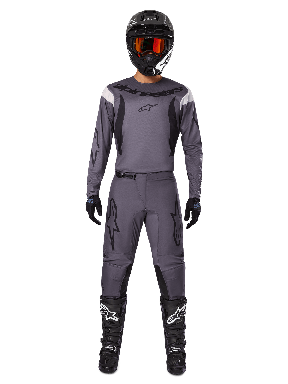 Alpinestars 2025 Fluid Haul Gear Set, motocross-udstyr, grå, grå trøje og bukser med sorte detaljer, sort hjelm med orange goggles, sorte støvler med hvide logoer, koordineret raceroutfit til terrænkørsel