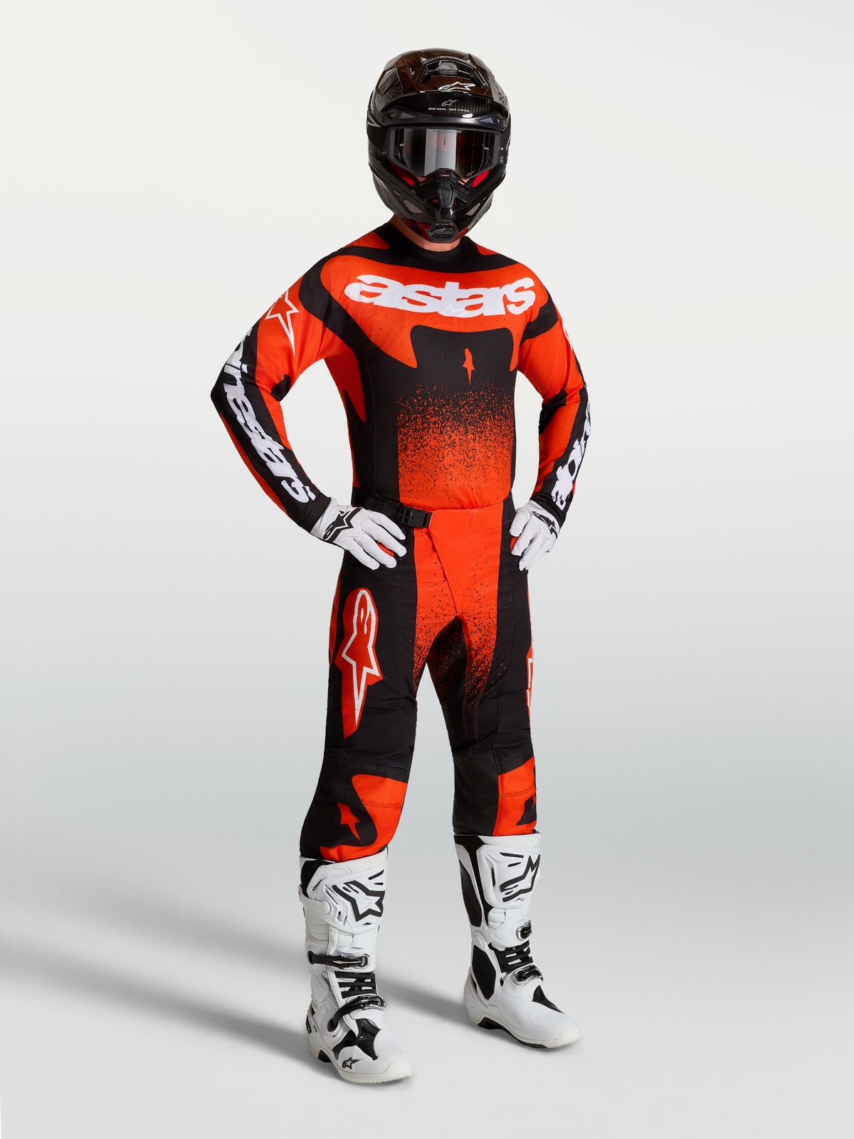 Alpinestars Techstar Swan udstyrssæt og trøje, kardinalrød og sort motocrosssæt til herre med hvide motocrossstøvler