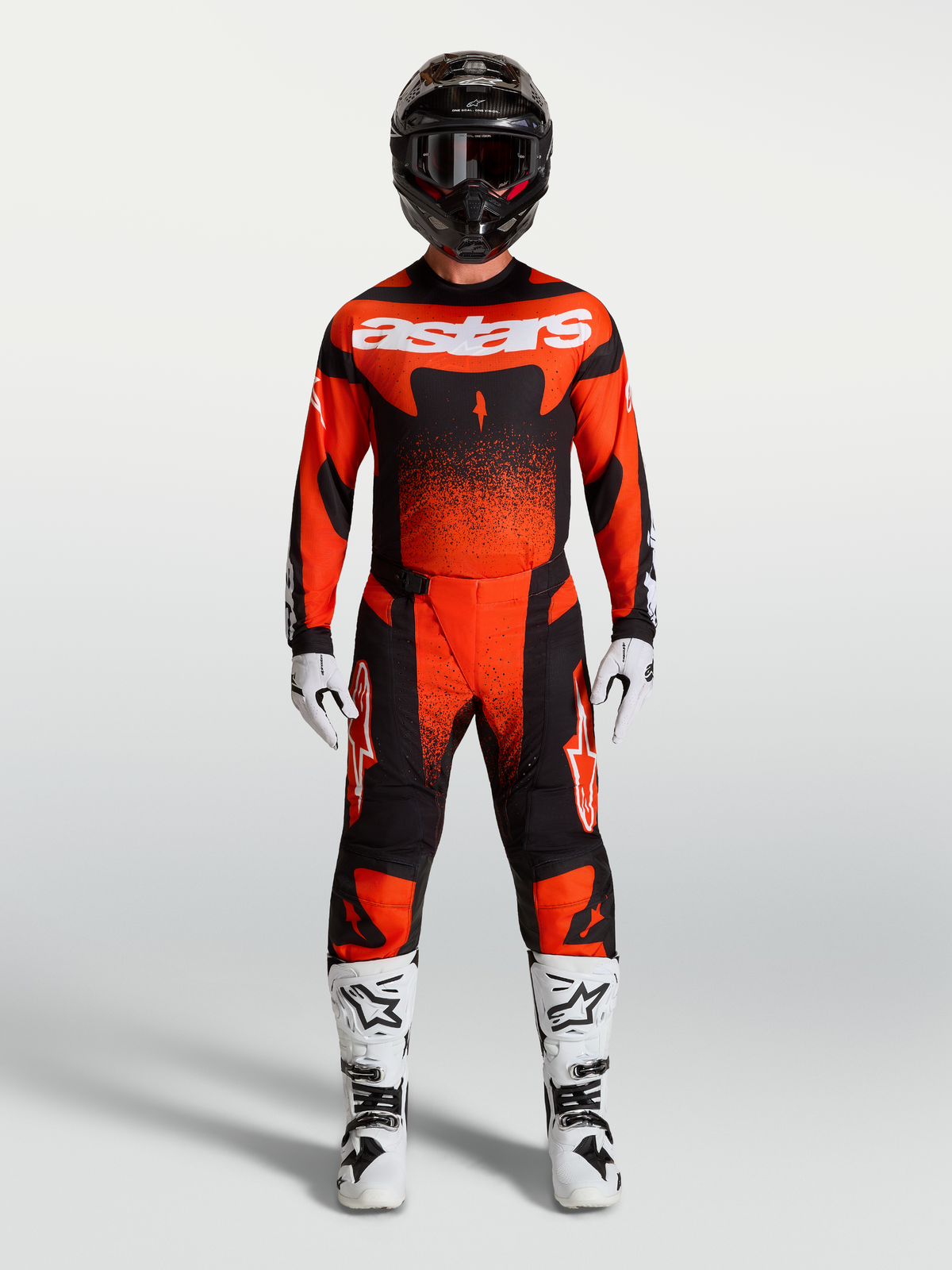 Alpinestars Techstar Swan trøje og udstyrssæt, rød og sort motocross-outfit til herrer med hvide støvler.