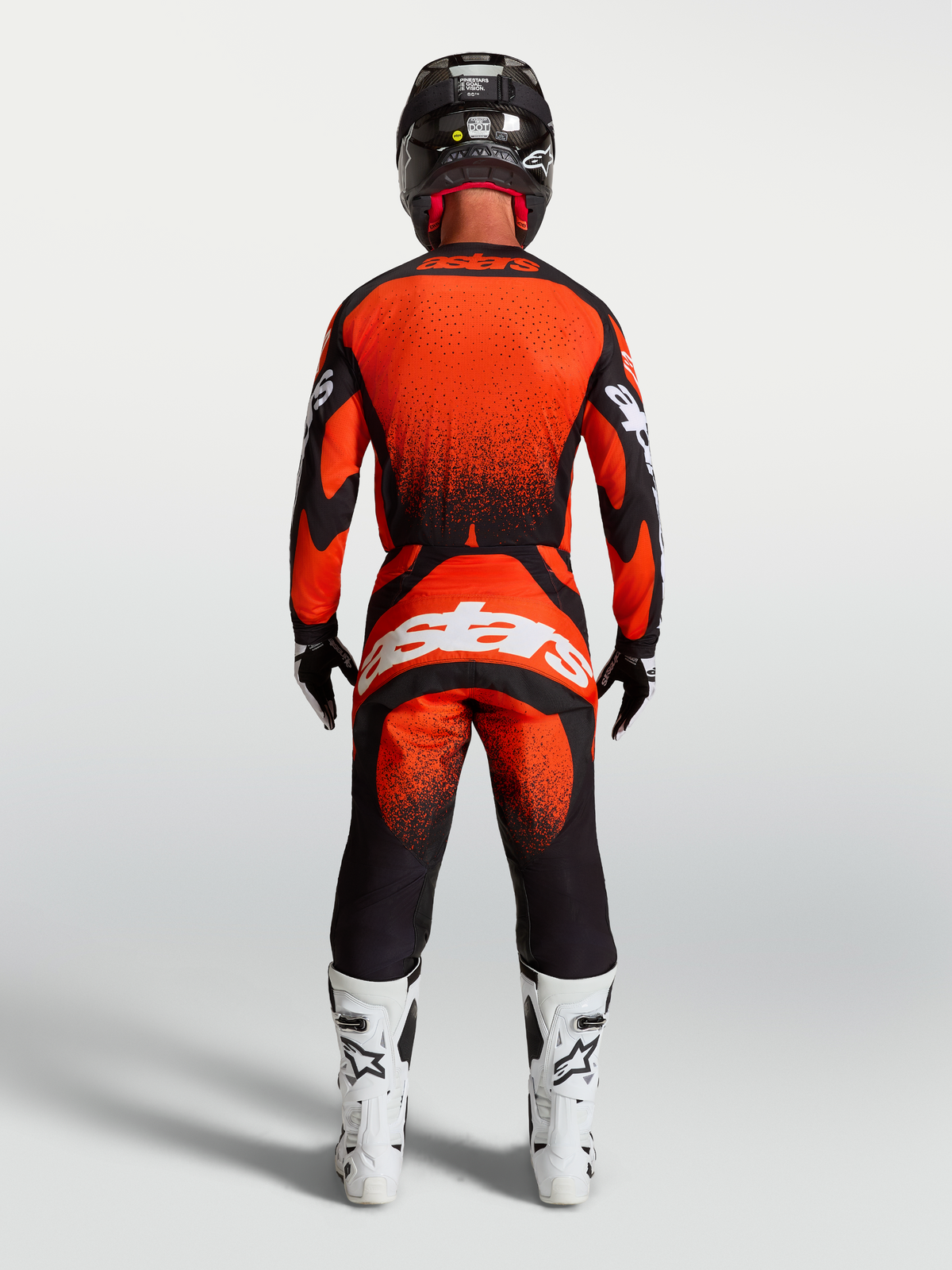 Alpinestars Techstar Swan trøje og udstyrssæt, motocross-sæt i rød og sort med atletisk race fit, set bagfra.