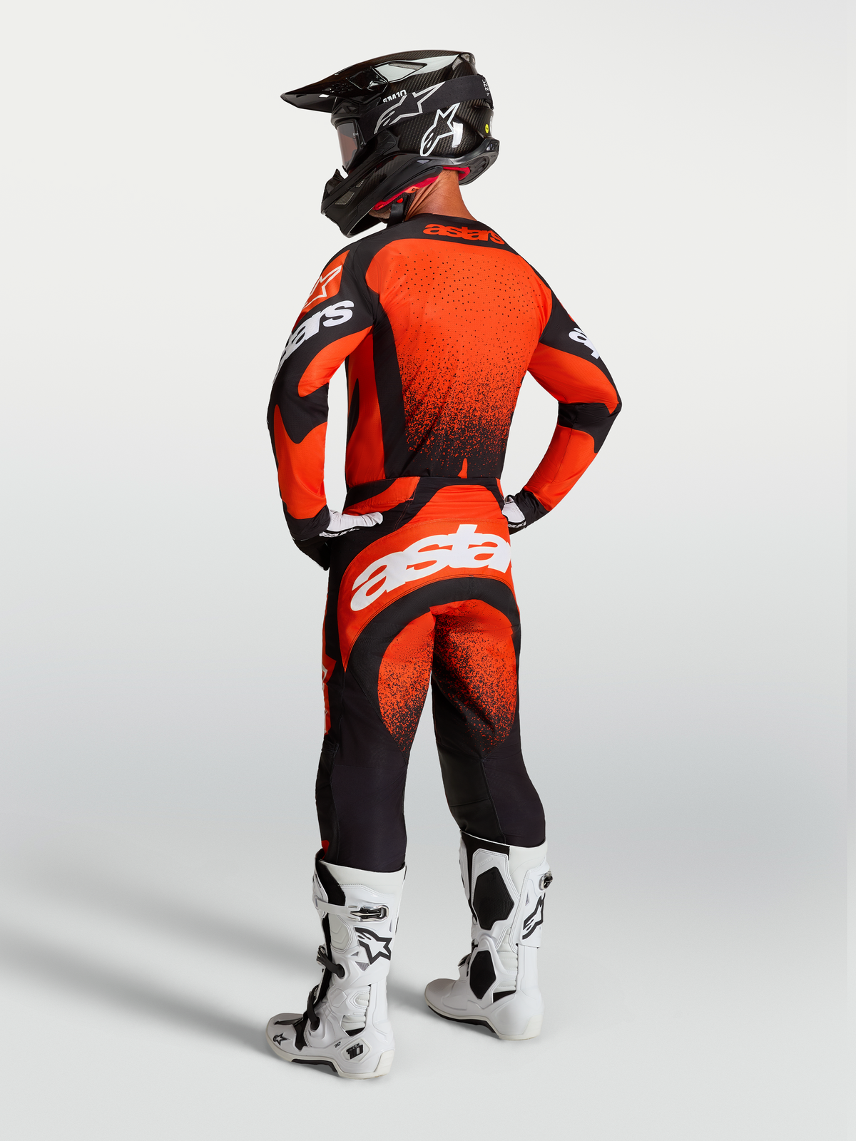 Alpinestars Techstar Swan trøje og udstyrssæt, rød og sort motocrosstøj til herrer, set bagfra med hjelm og støvler