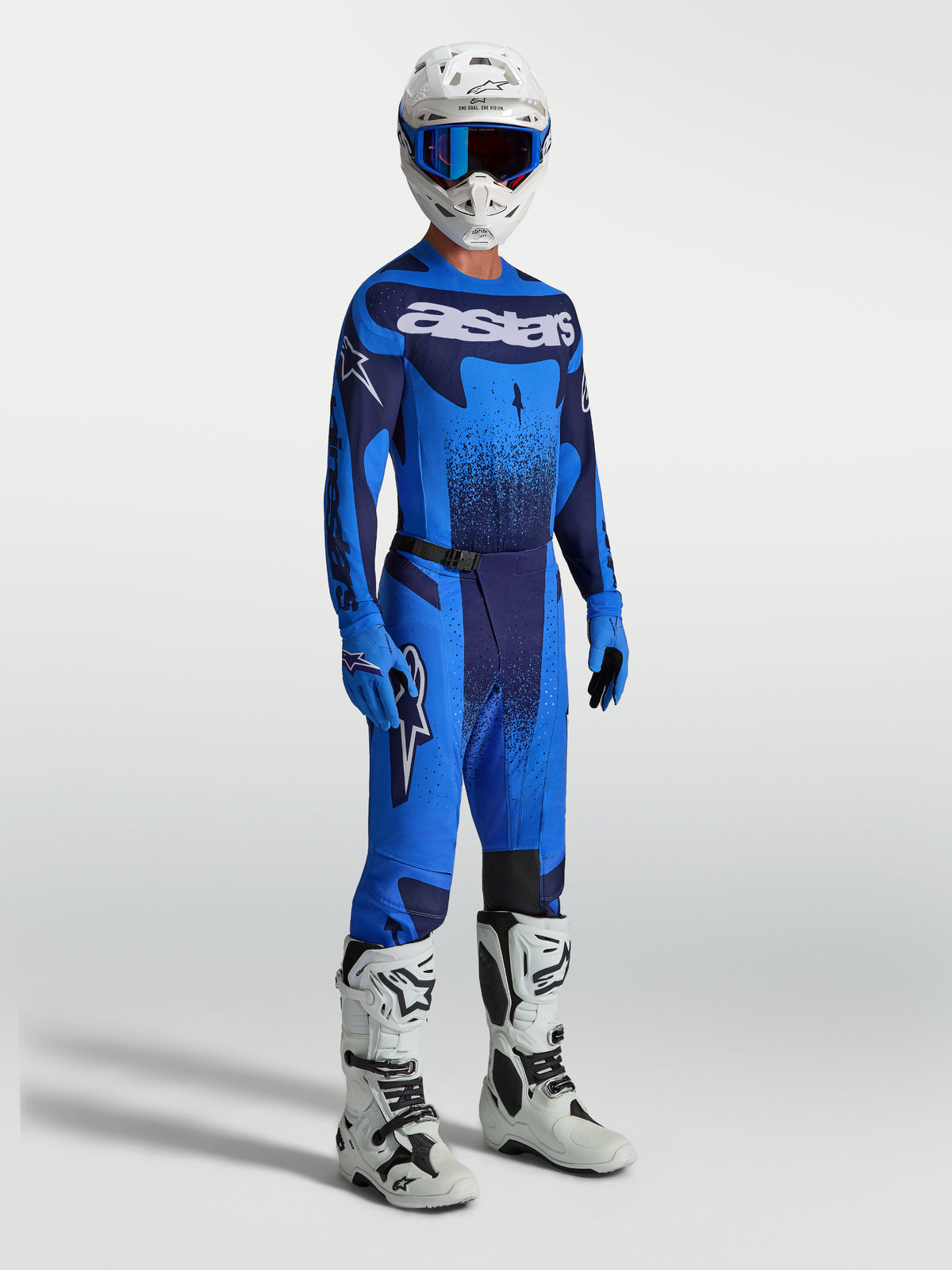 Alpinestars Techstar Swan trøje og gearsæt, motocrossudstyr til herrer i blå og mørkeblå, vist med hvide motorcykelstøvler.
