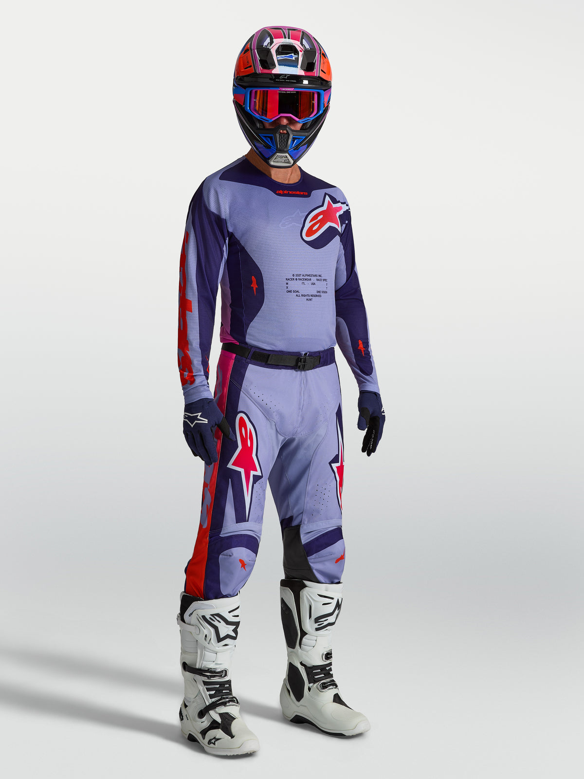 Alpinestars Racer Air Hunt trøje, ventileret motocrosstrøje i lilla og pink mesh, vist på model med fuldt udstyr.