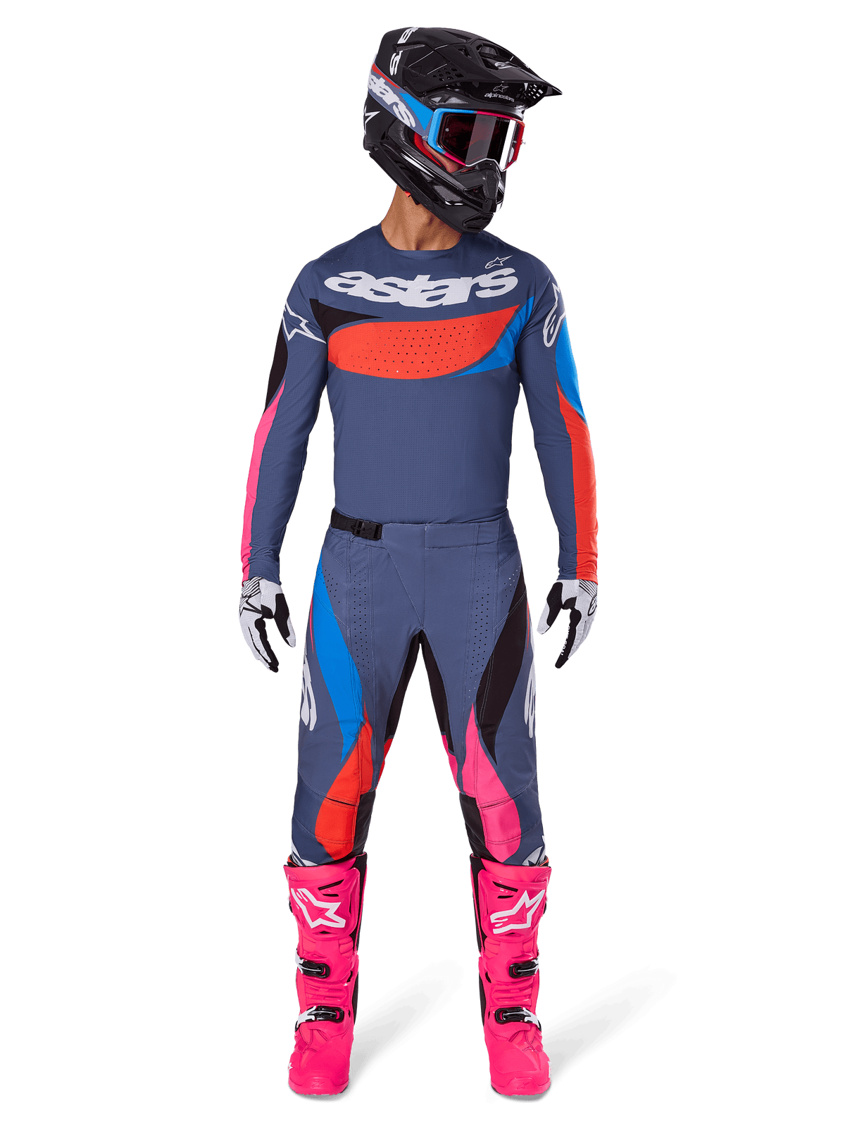 Alpinestars 2025 Techstar Dreem Gear Set, motocrosskører i fuldt racerudstyr, gråblå trøje og bukser med livlige lyserøde, orange og cyanblå detaljer, stort 'astars'-logo på brystet, skrigende lyserøde støvler, sort hjelm med goggles, koordineret sæt til professionel motocross