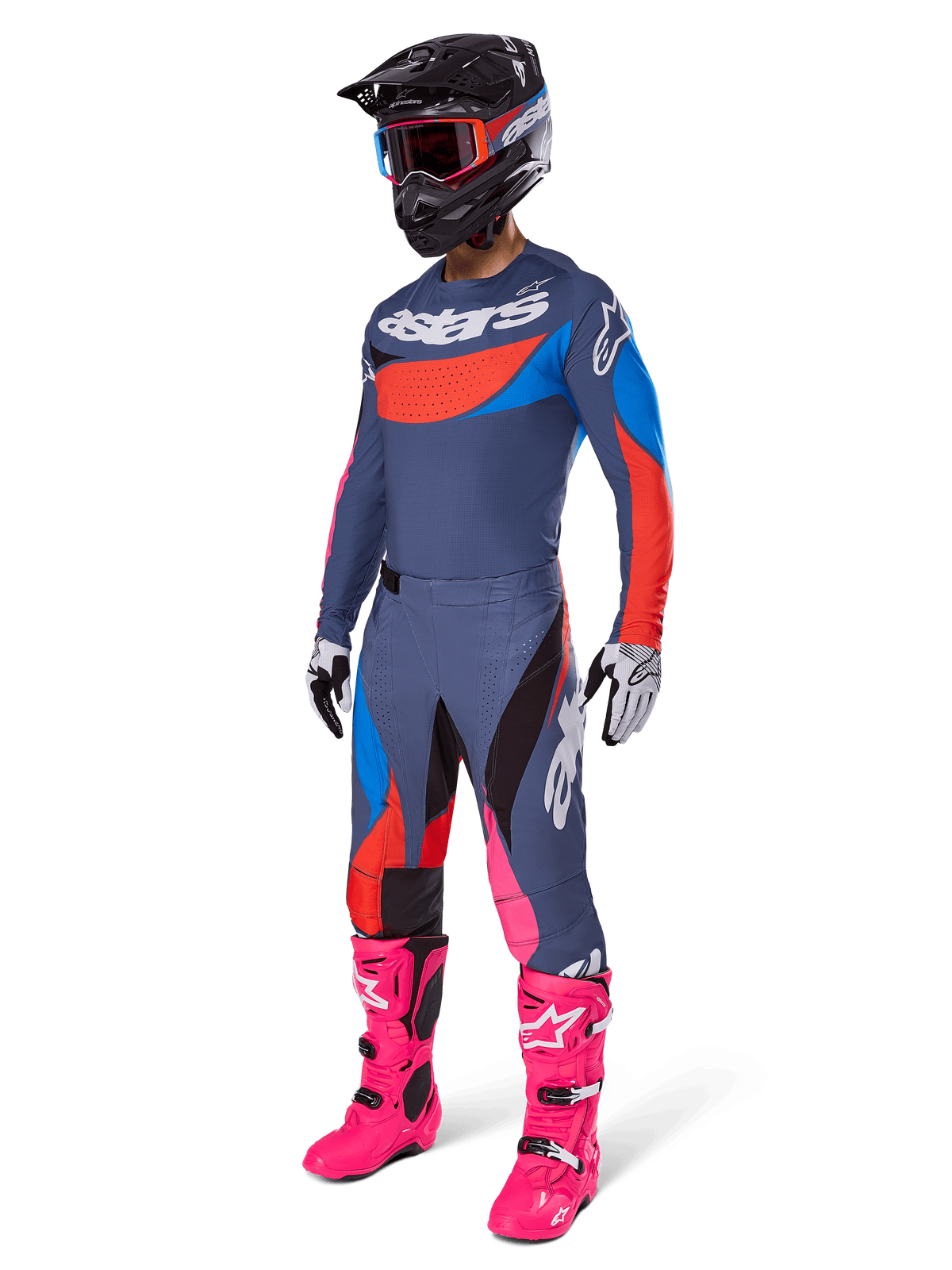 Alpinestars 2025 Techstar Dreem motocross-udstyrssæt, komplet off-road raceroutfit med grå og blå jersey med røde detaljer, matchende bukser med pink detaljer, sort hjelm, skarpt lyserøde støvler og hvide og sorte handsker