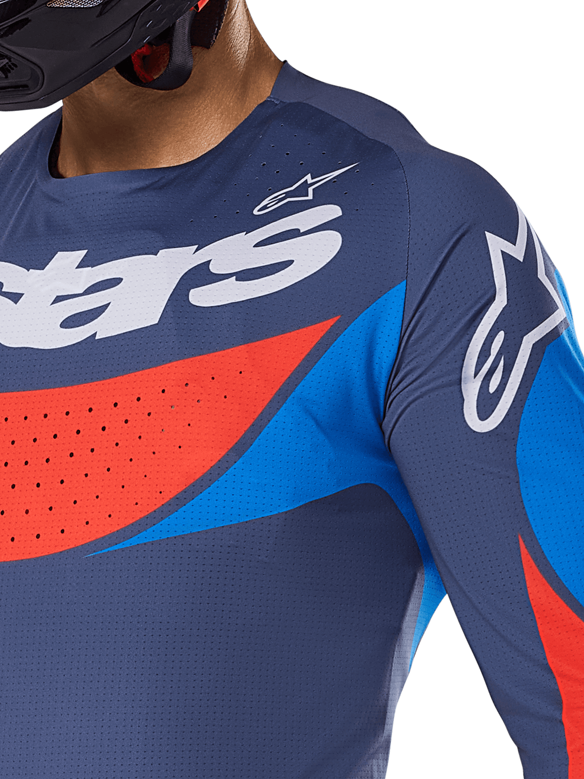 Nærbillede af Alpinestars 2025 Techstar Dreem Jersey, marineblå med klare blå og orange detaljer, hvid Alpinestars-branding på bryst og skulder, med laserskårne perforeringer til ventilation