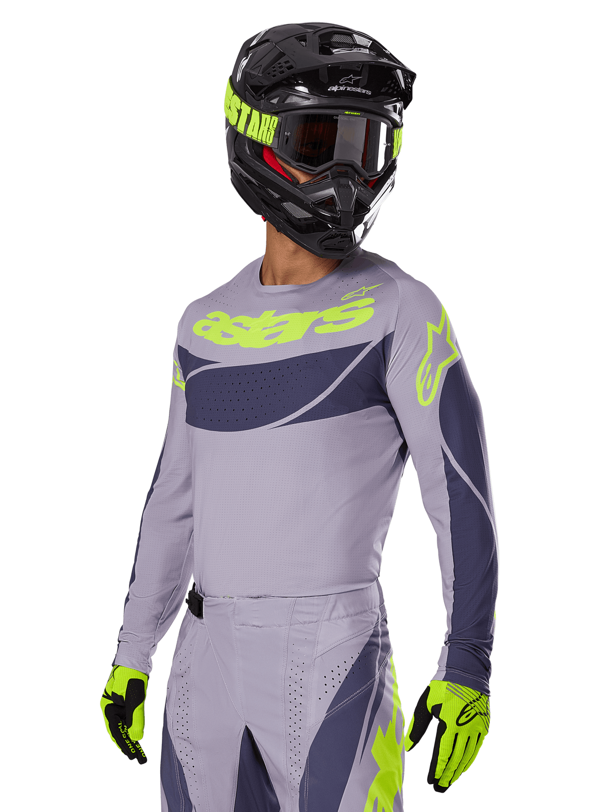 Motocross-kører iført Alpinestars 2025 Techstar Dreem trøje, grå og mørkegrå med limegrønne logoer, matchende bukser, sort hjelm med limegrønne detaljer, limegrønne og sorte handsker, koordineret outfit til terrænkørsel