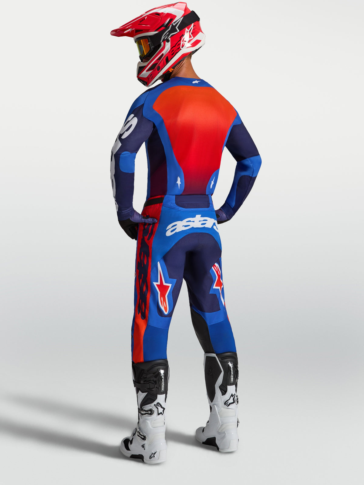 Alpinestars 2027 Racer Hunt udstyrssæt, blå og rød motocrosstrøje og bukser, set bagfra i off-road-udstyr med åndbart mesh og race fit.