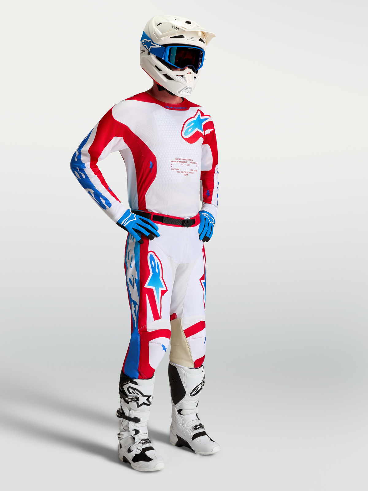 Alpinestars Racer Hunt udstyrssæt, rød, hvid og blå motocrosstrøje og -bukser på model til performance off-road kørsel.