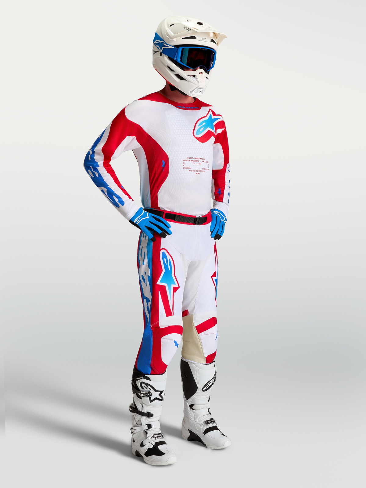 Alpinestars Racer Hunt trøje, hvid, rød og blå motocrosstrøje til herre i letvægts fugttransporterende polytekstil, vist på model.