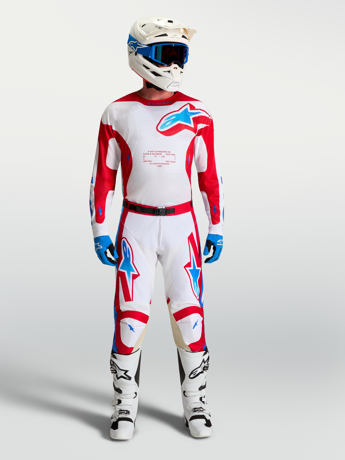 Alpinestars Racer Hunt Bukser, hvide og røde motocrossbukser med blå detaljer og en forbuet ergonomisk pasform.