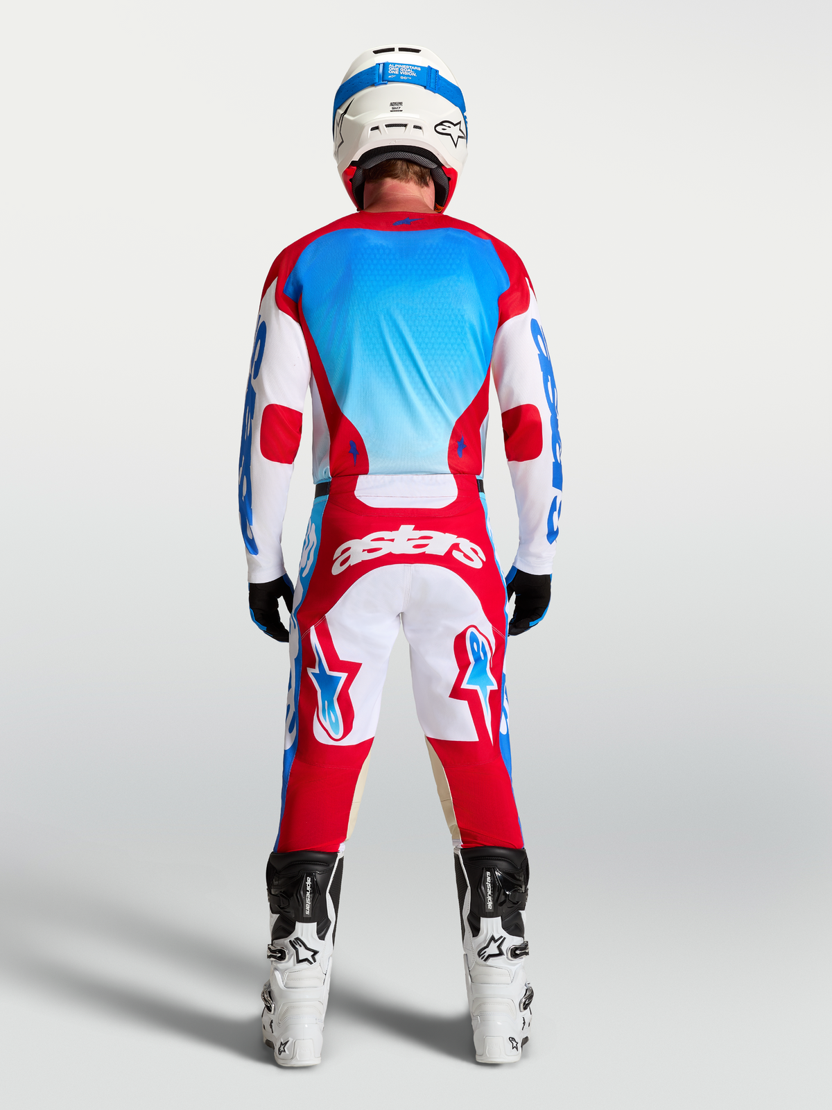 Alpinestars Racer Hunt bukser og Racer Hunt gear-sæt, motocrossudstyr til herrer, rød, hvid og blå, set bagfra på model med hjelm og støvler