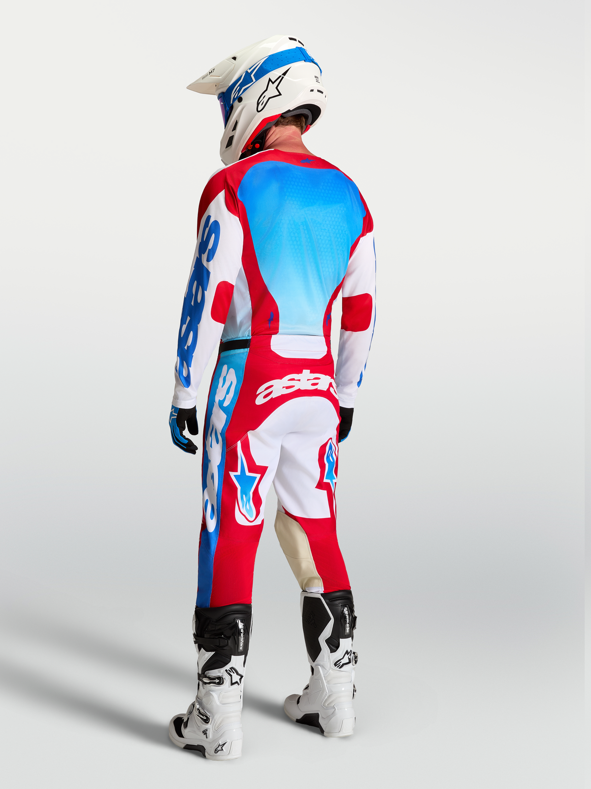 Alpinestars Racer Hunt Bukser AND Gear Set, motocrossudstyr til herrer, rød, hvid og blå, set bagfra på kører.