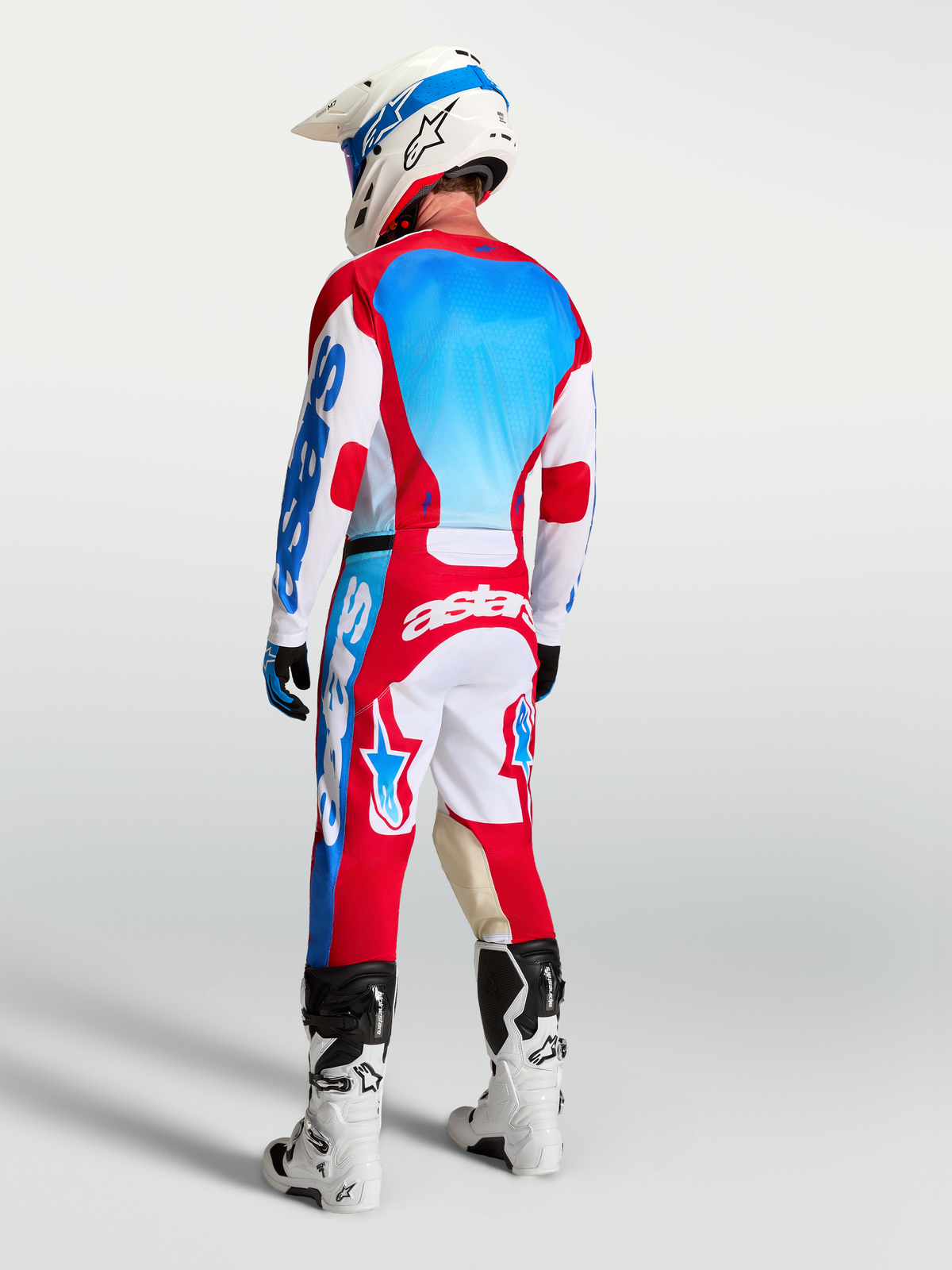 Alpinestars Racer Hunt trøje og bukser, herre-motocrossudstyr, rød, hvid og blå, set bagfra med hjelm og støvler