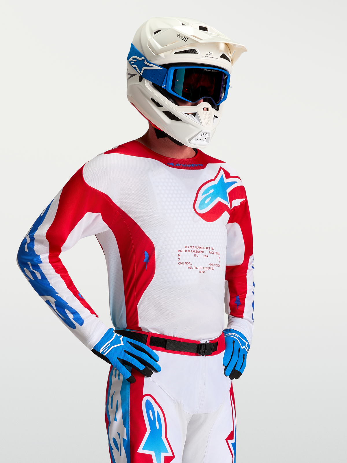 Alpinestars Racer Hunt trøje, hvid og rød herremotocrosstrøje med blå detaljer, fugttransporterende tekstil, vist på model.