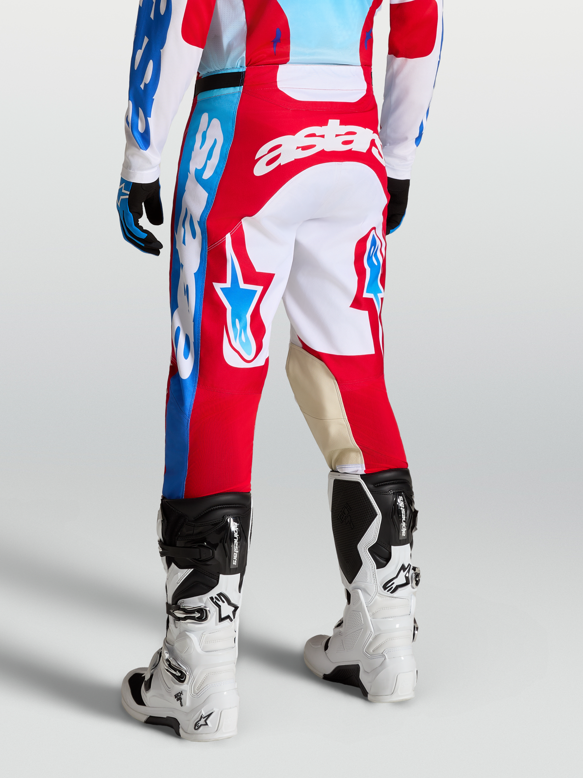 Alpinestars Racer Hunt Bukser, røde og hvide motocrossbukser med stjerne-grafik, gedelæder på knæene og ergonomisk sportssnit