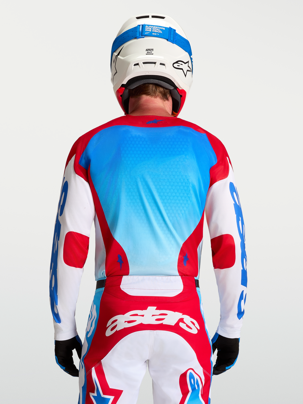 Alpinestars Racer Hunt Trøje, herremotocrosstrøje, rød og blå, åndbart materiale, set bagfra på model.