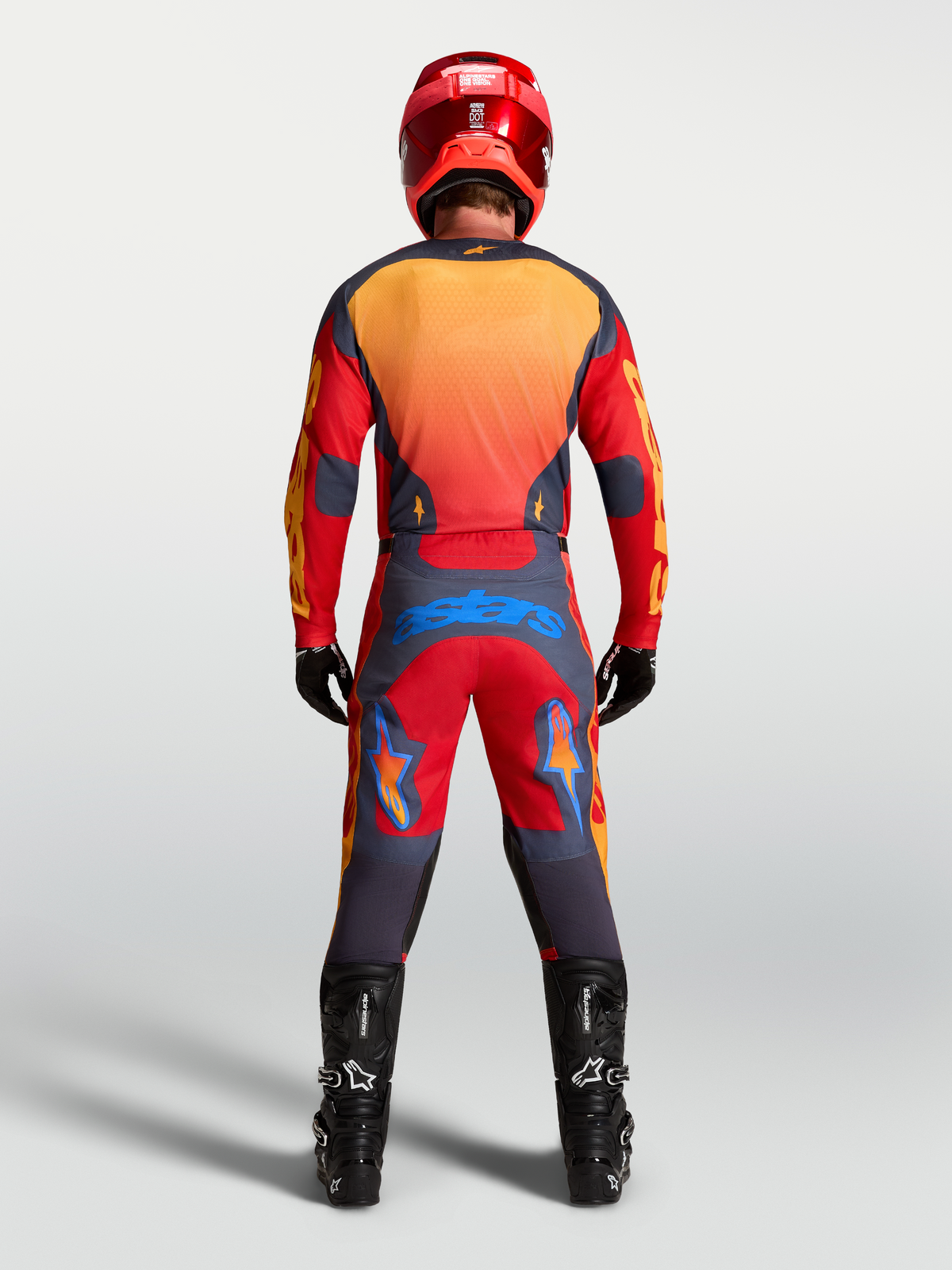 Alpinestars Racer Hunt trøje, herre-motocrossudstyr, rød og grå, fugttransporterende tekstil, set bagfra på en rytter.