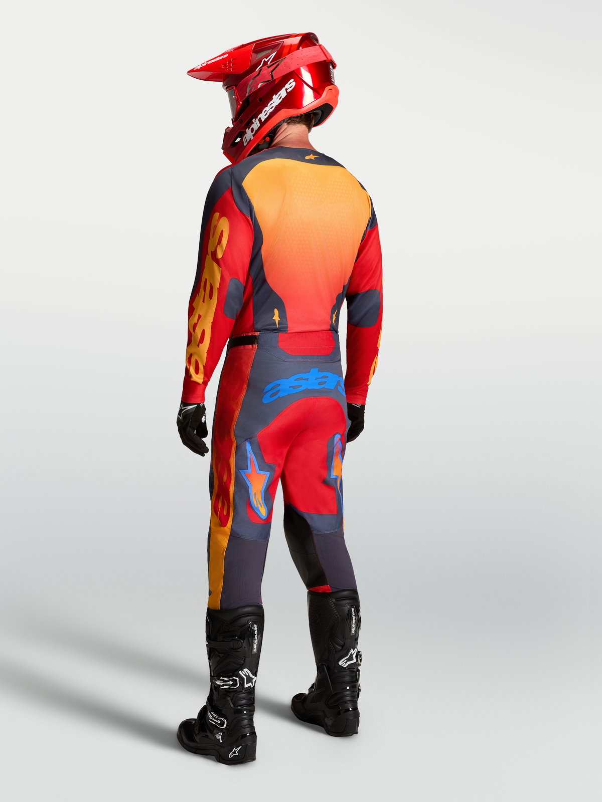 Alpinestars Racer Hunt trøje, rød og grå herre-motocrosstrøje, set bagfra med race fit og ventilerede paneler.