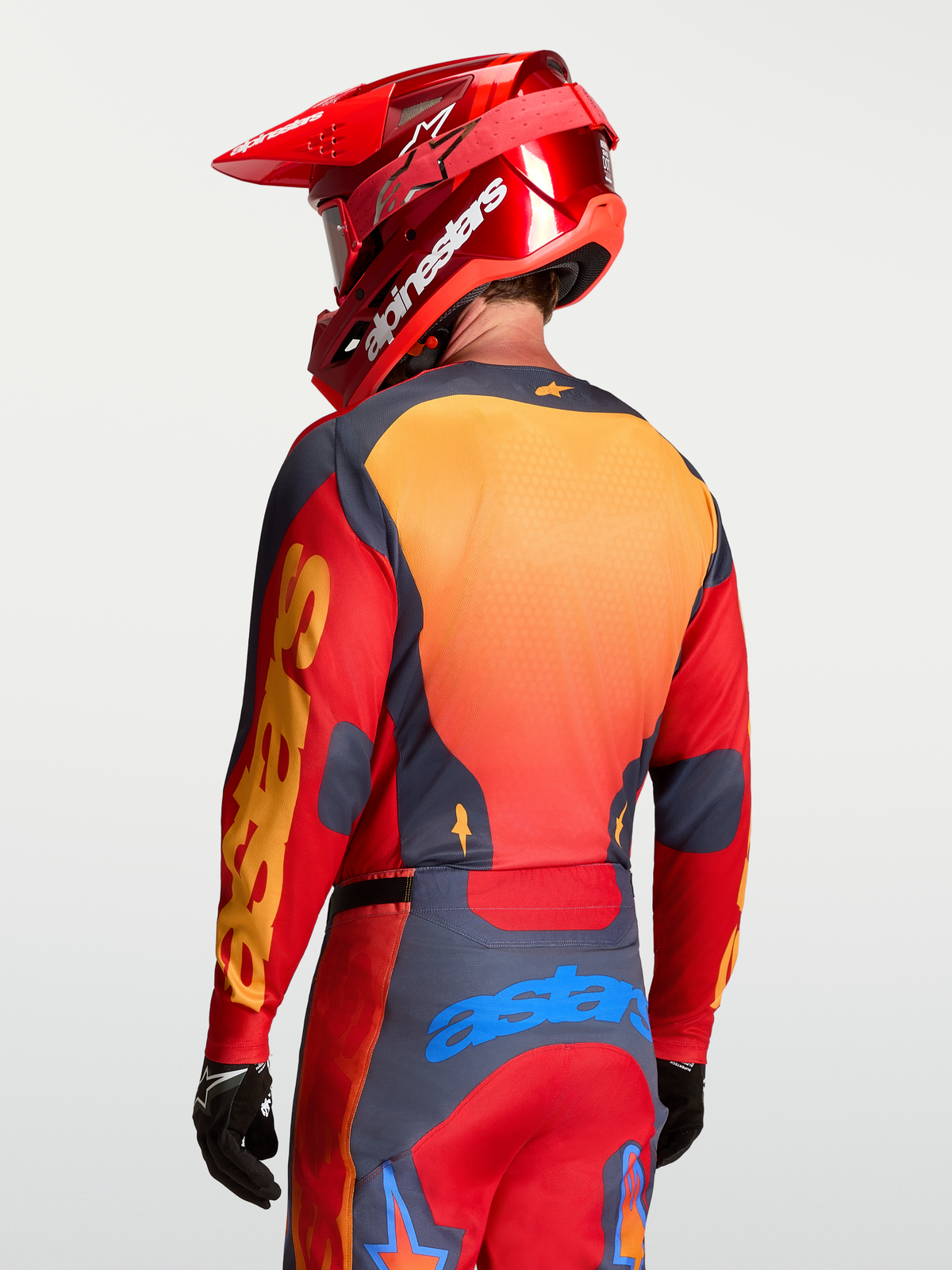 Alpinestars Racer Hunt trøje, rød og grå motocross-trøje til herrer med åndbart og fugttransporterende mesh, set bagfra.