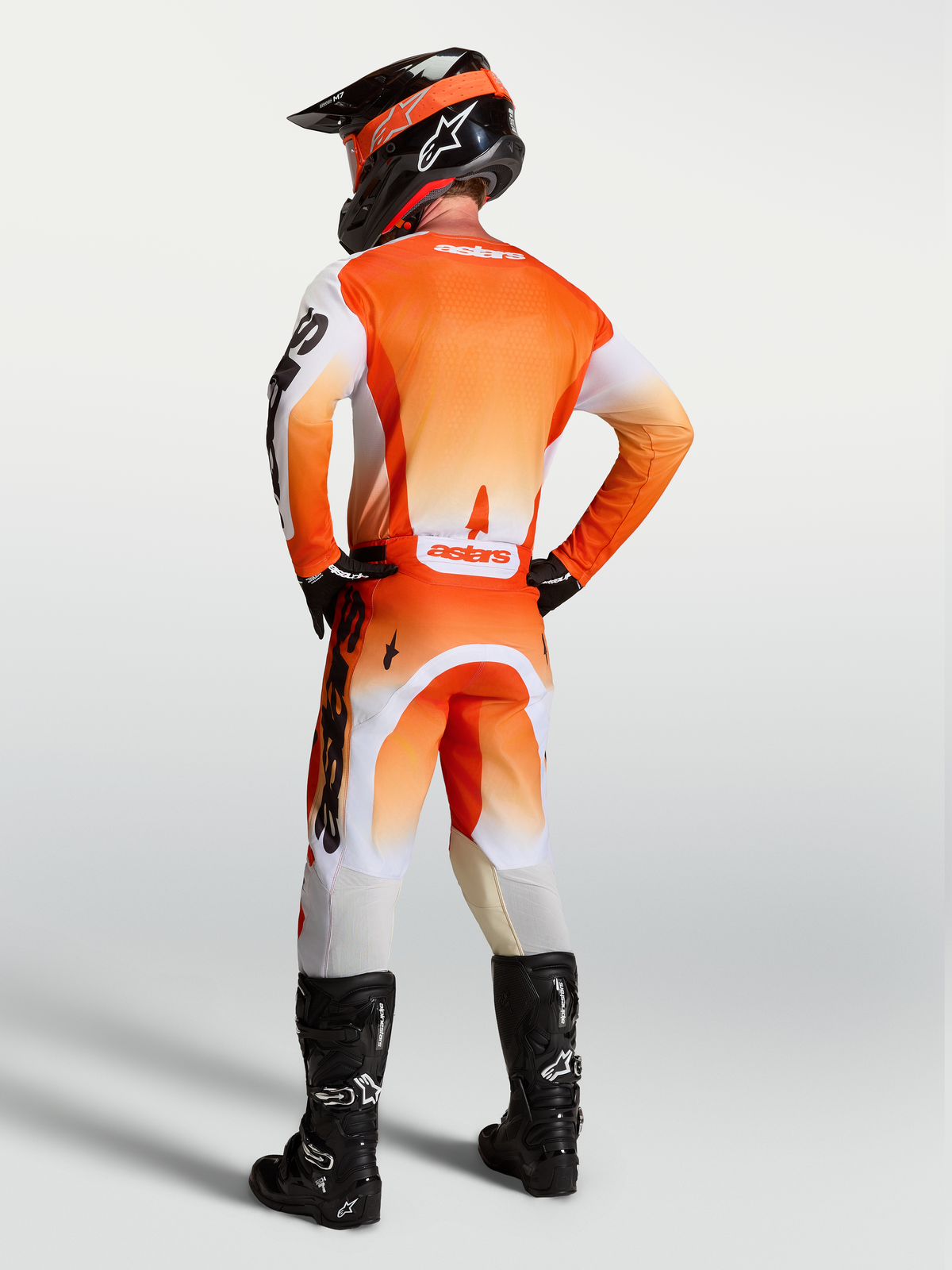 Alpinestars Racer Amber bukser og gear-sæt, orange og hvidt motocross-sæt til herrer, set bagfra på model.