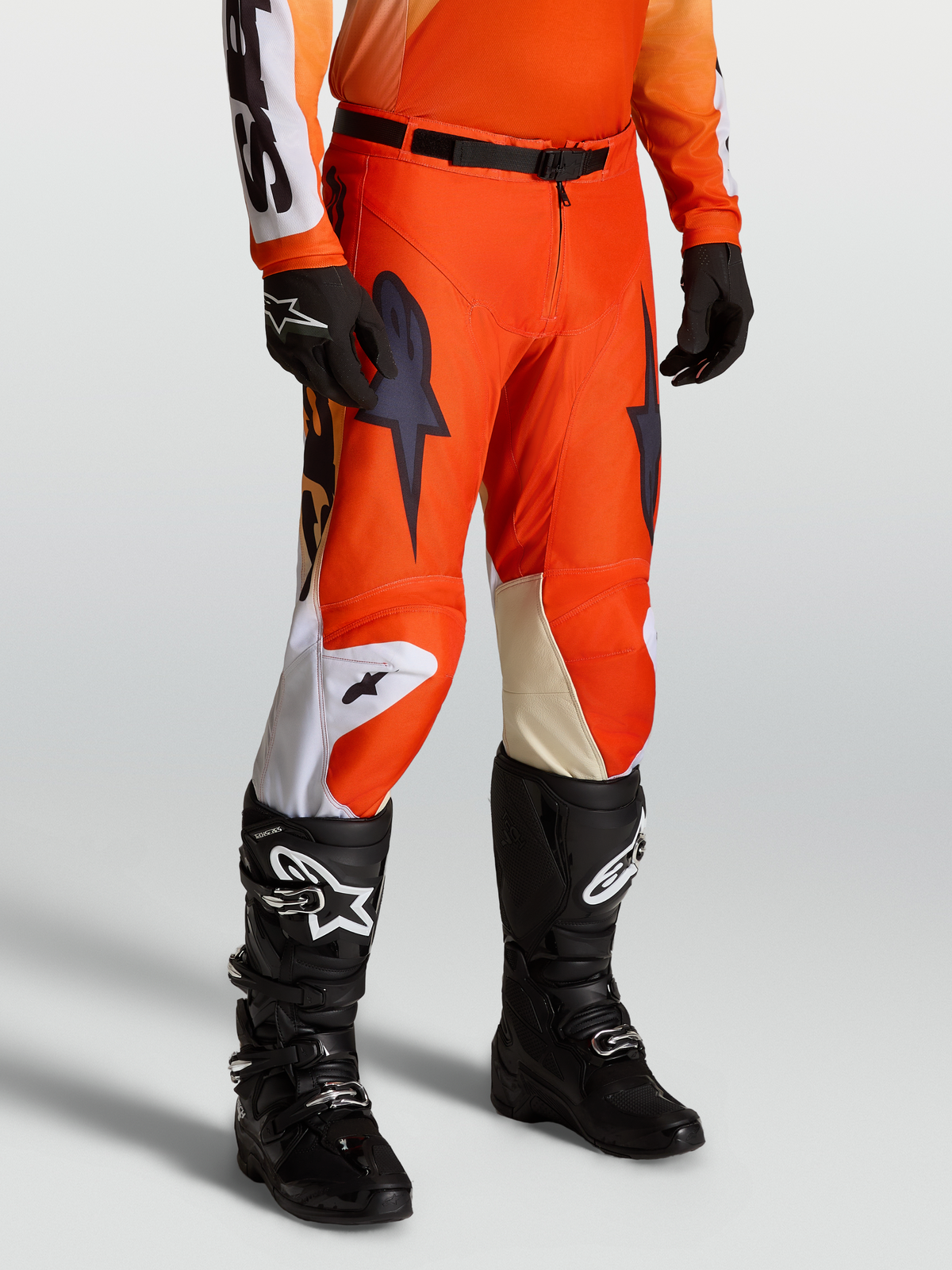 Alpinestars Racer Amber bukser til motocross, herremodel, rød og sort, 600D polyfabric, vist med Tech Series støvler.