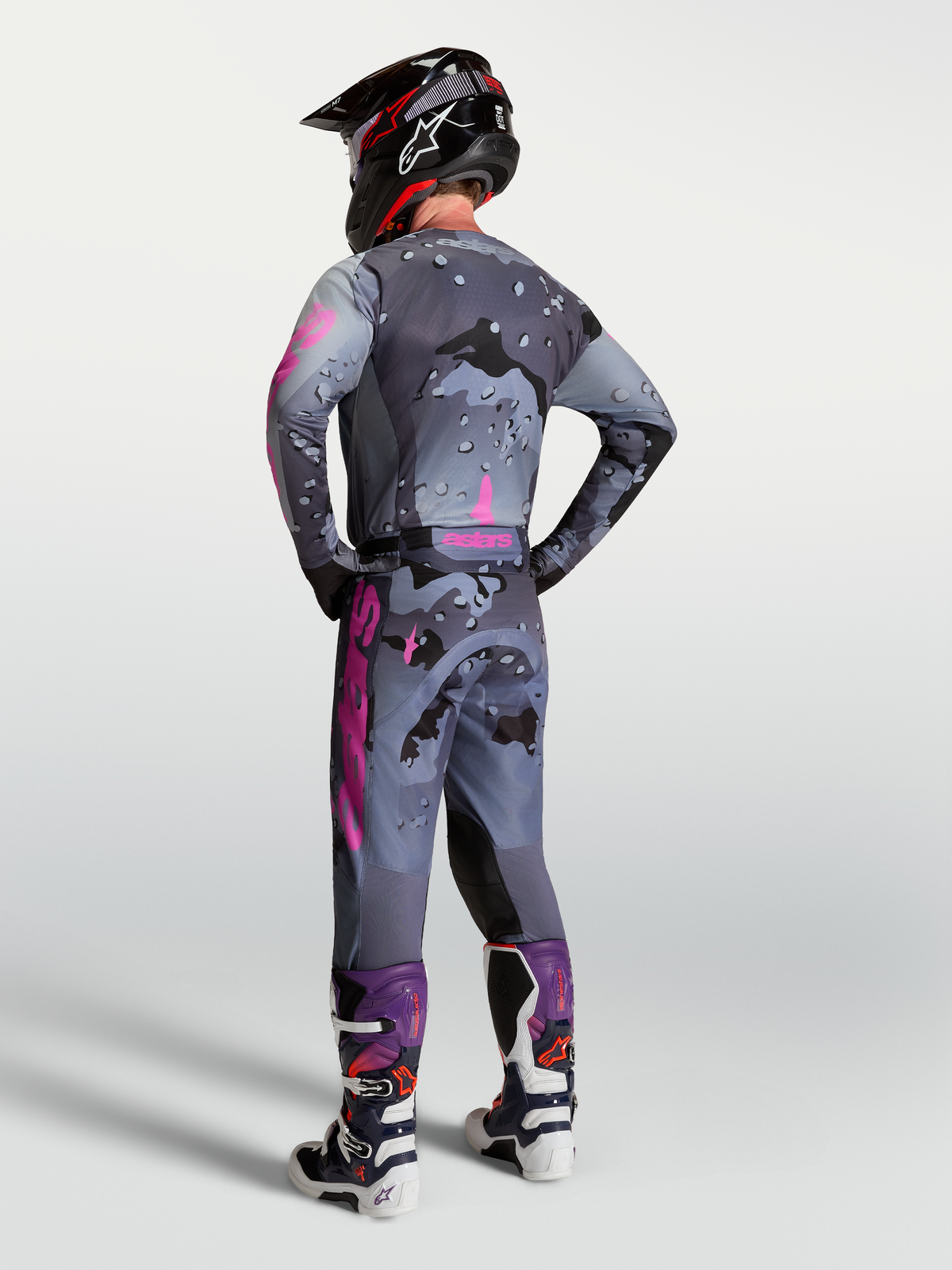 Alpinestars Racer Lone trøje og motocross-sæt i grå camo og lilla til herrer, motocrossracing, set bagfra.