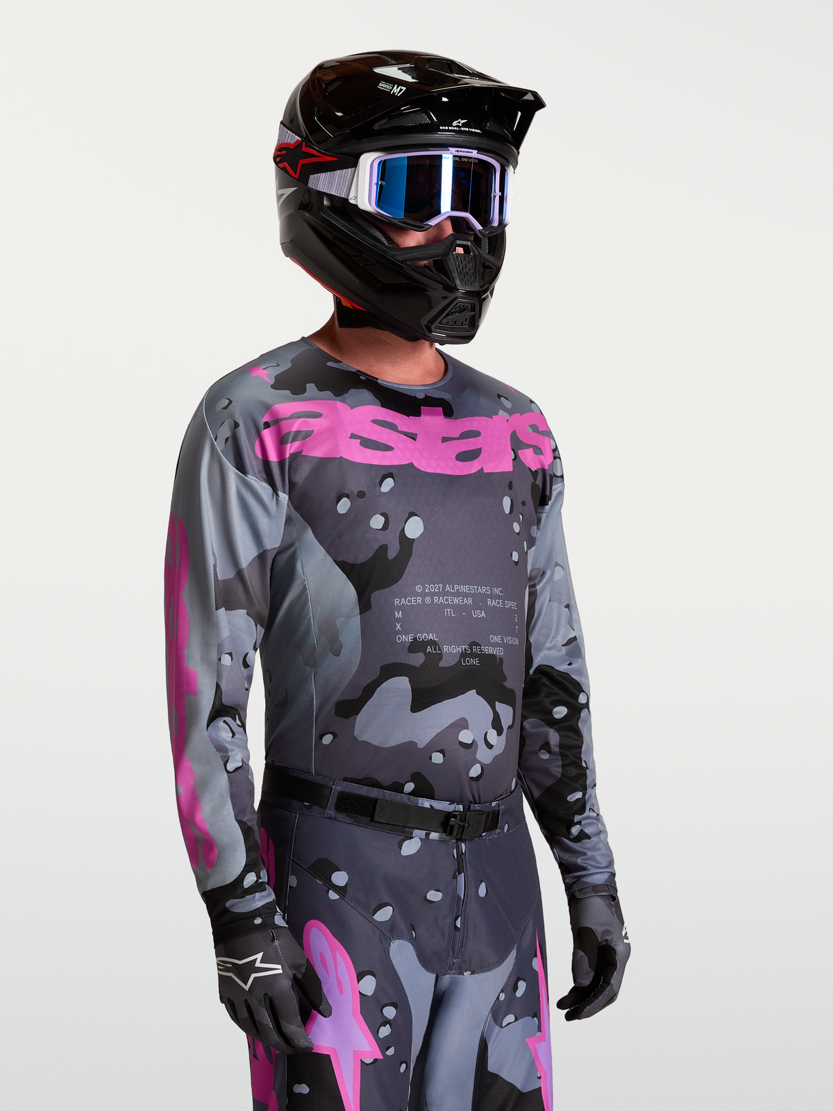 Alpinestars Racer Lone trøje, grå camouflage og lilla, motocrosstrøje til mænd vist med komplet motocrossudstyr