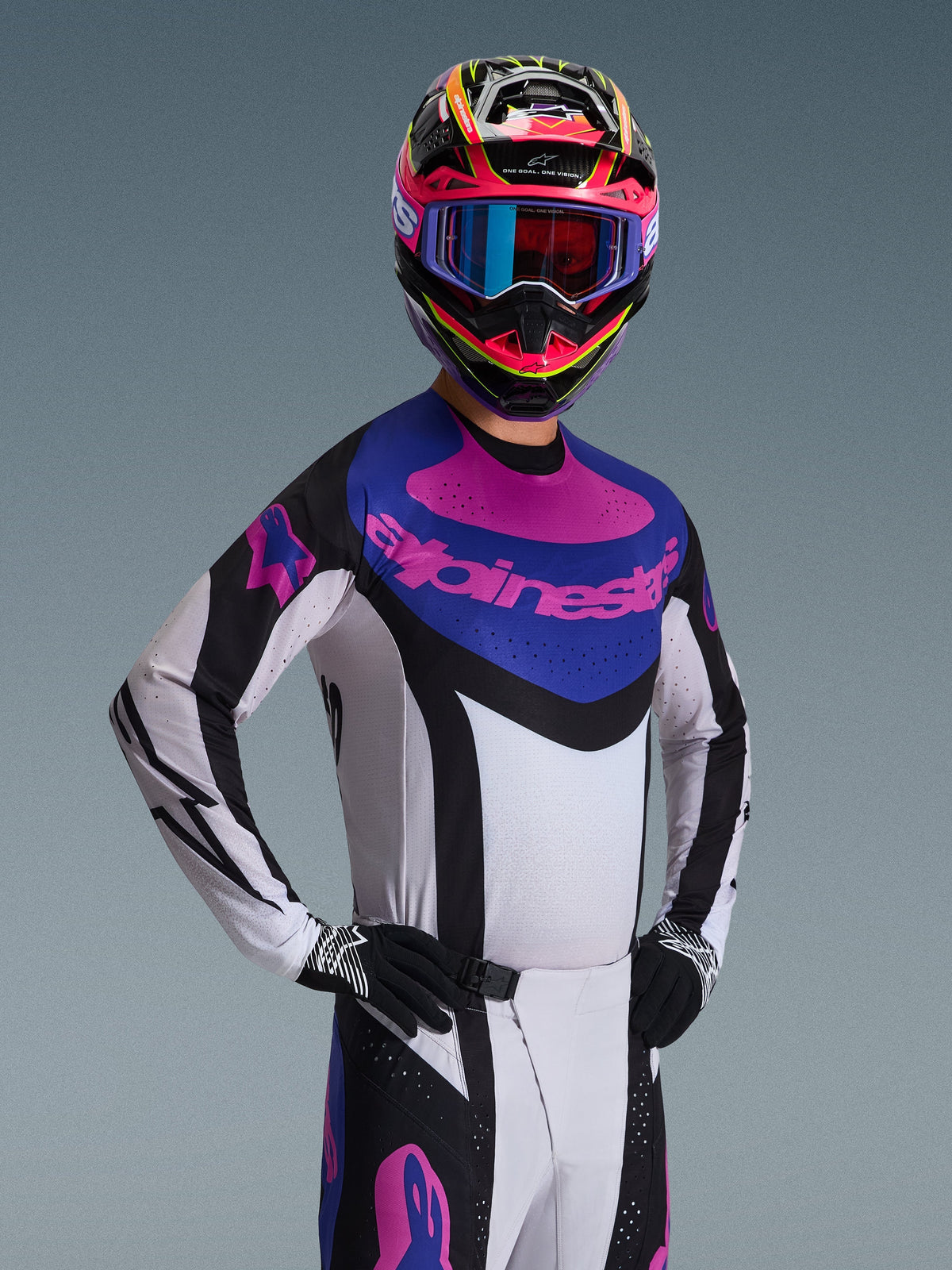 2026 Techstar Knif trøje, motocross-trøje, sort, lysegrå og lilla, båret af en kører i komplet udstyr, med et hvidt chassis med sorte detaljer og et blåt brystpanel med et lilla Alpinestars-logo, højtydende racing-pasform til off-road.