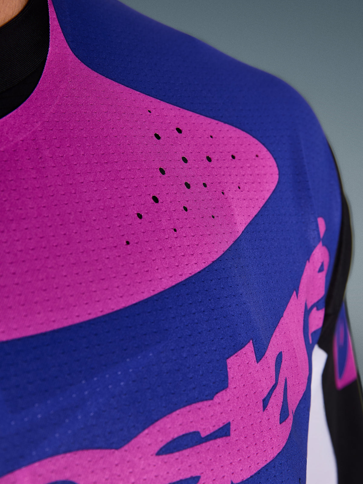 Alpinestars 2026 Techstar Knif trøje, motocross trøje, sort, lysegrå og lilla, nærbillede af brystet med laserskårne perforationer og fugttransporterende strækstof for øget ventilation