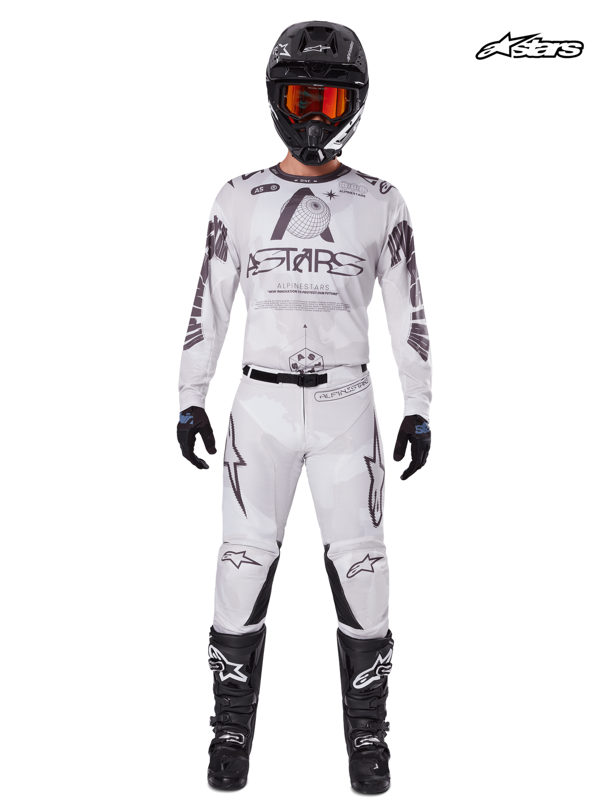 Alpinestars 2025 Racer Hollow Komplet-Sæt, herre motocross-trøje og -bukser i lysebrun og hvid camofarve, forfra i studievisning på model iført matchende hjelm, handsker og støvler, lette og højtydende off-road køreudstyr