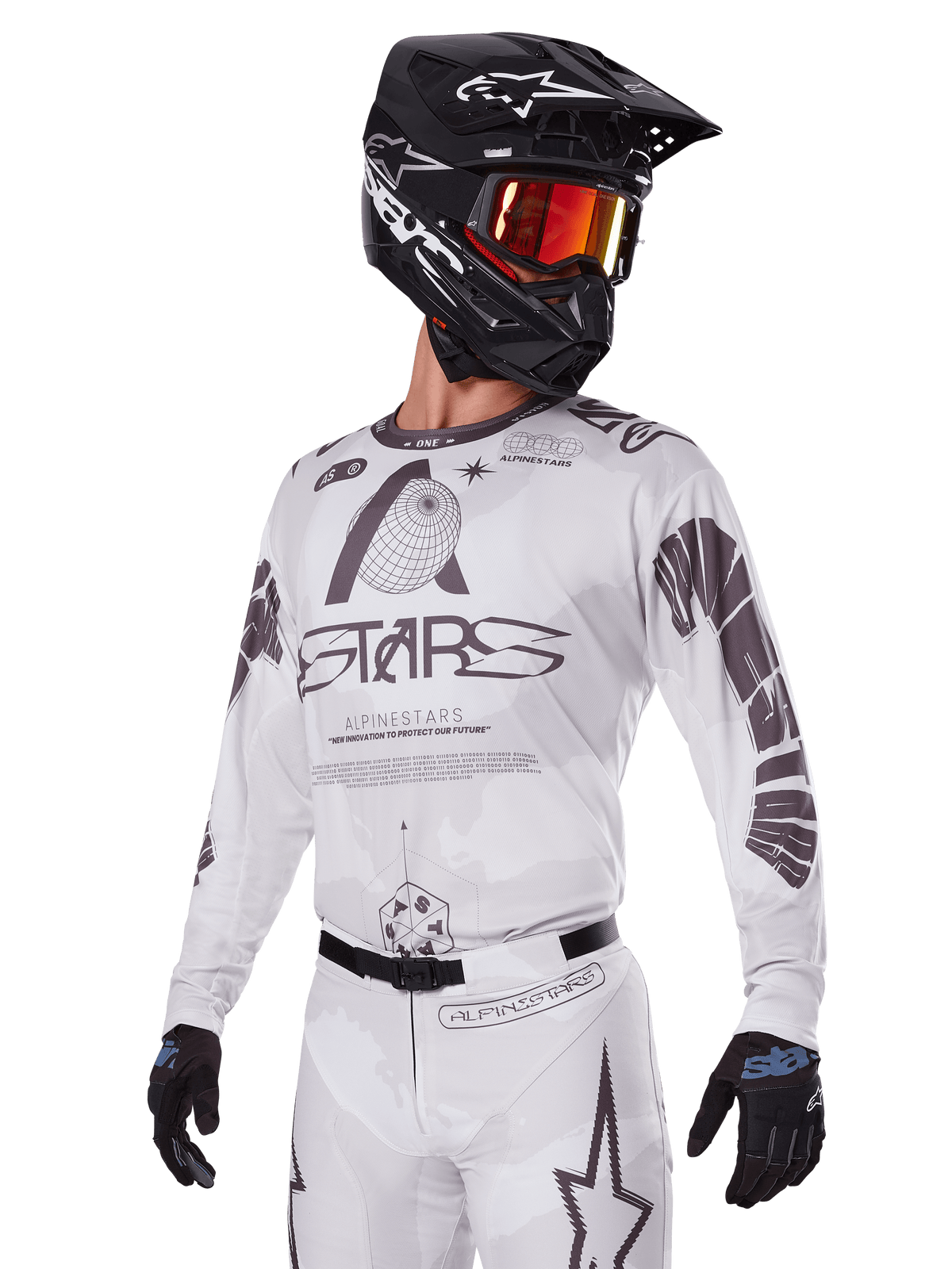 Alpinestars 2025 Racer Hollow-udstyrssæt, motocross-jersey og -bukser, hvid med sort og grå grafik, med 'ASTARS'-branding og hule globus-designs, båret med sort hjelm, røde goggles med spejleffekt og sorte handsker, designet til off-road-performance