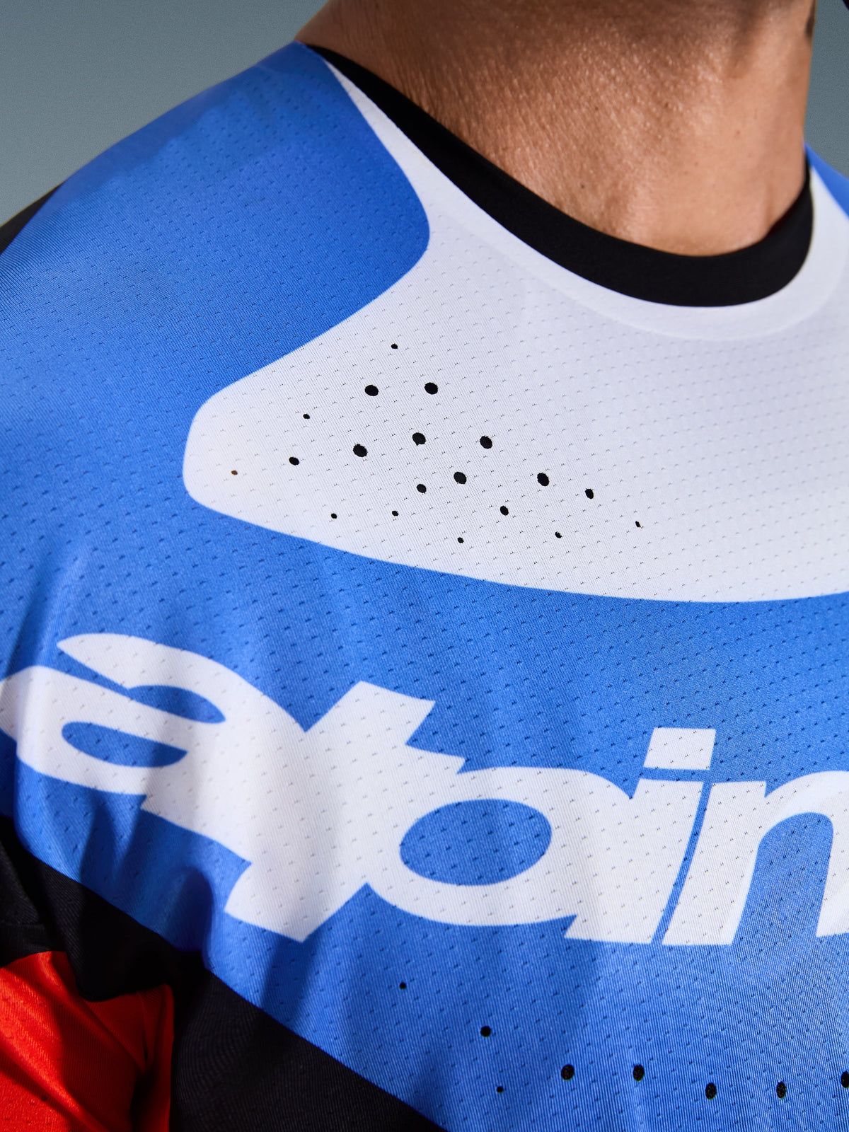Alpinestars 2026 Techstar Knif Trøje, motocross-trøje, nærbillede af bryst og hals, blå og hvid med sort krave, laserskårne ventilationshuller, åndbart mesh-materiale med Alpinestars-logo