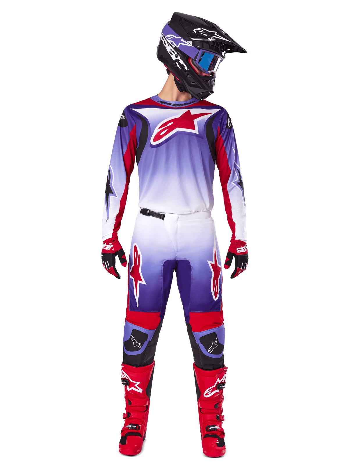 Motocrosskører iført komplet Alpinestars-racerudstyr, 2025 Fluid Wurx trøje i Purple Bright Red med hvide detaljer og stort rødt stjerne-logo, matchende bukser, røde støvler og sort hjelm med goggles, koordineret outfit til off-road racing