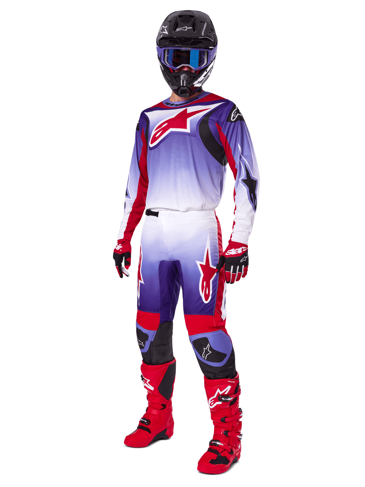 Alpinestars 2025 Fluid Wurx-udstyrssæt, motocross-kører iført lilla og klar rød trøje med hvide detaljer, matchende motocrossbukser, røde støvler, sort hjelm med blå goggles og rød-sorte handsker, komplet professionelt racersæt til terrænkørsel