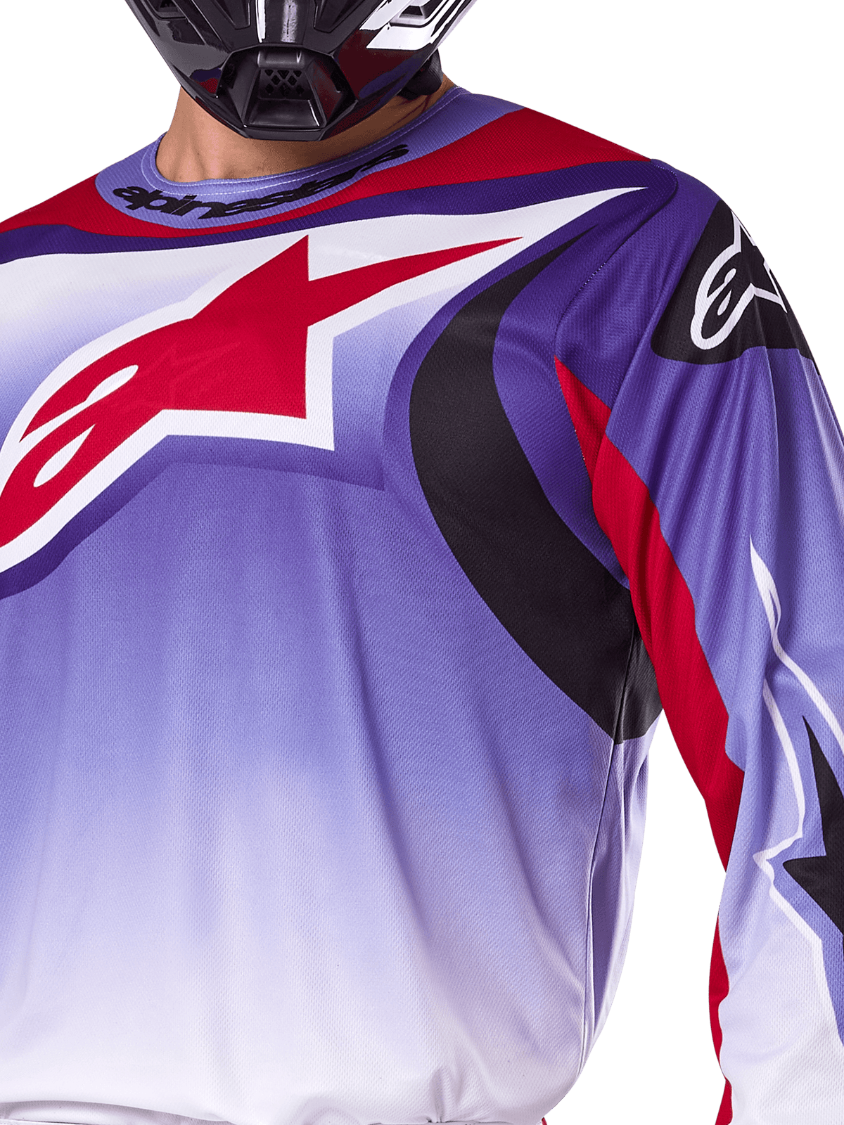 Alpinestars 2025 Fluid Wurx trøje, motocross-trøje, lilla og klar rød, nærbillede af kører iført trøje med stort rødt Alpinestars-stjernelogo på brystet, sorte og røde buede grafiske detaljer, atletisk pasform til off-road kørsel