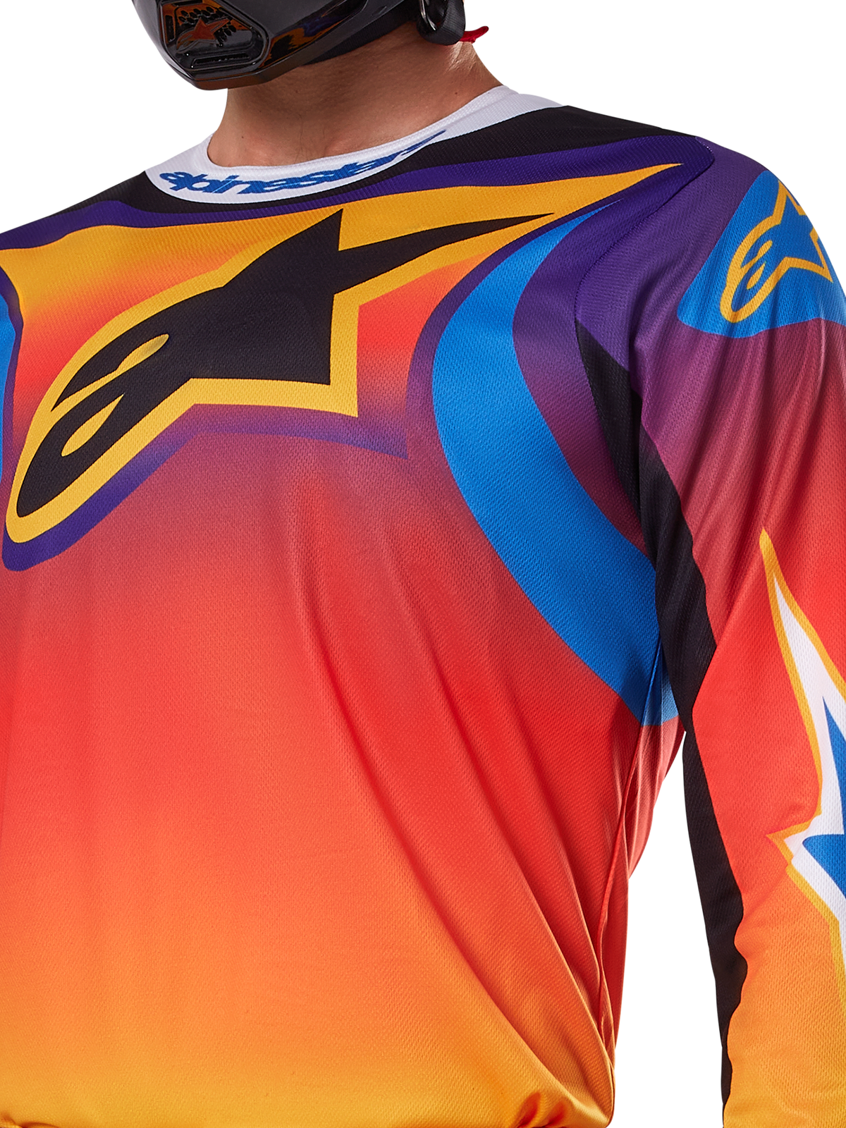 Alpinestars 2025 Fluid Wurx trøje, flerfarvet hvidt og orange design, langærmet motocross-trøje, afslappet atletisk pasform, fugttransporterende poly-materiale til off-road præstation