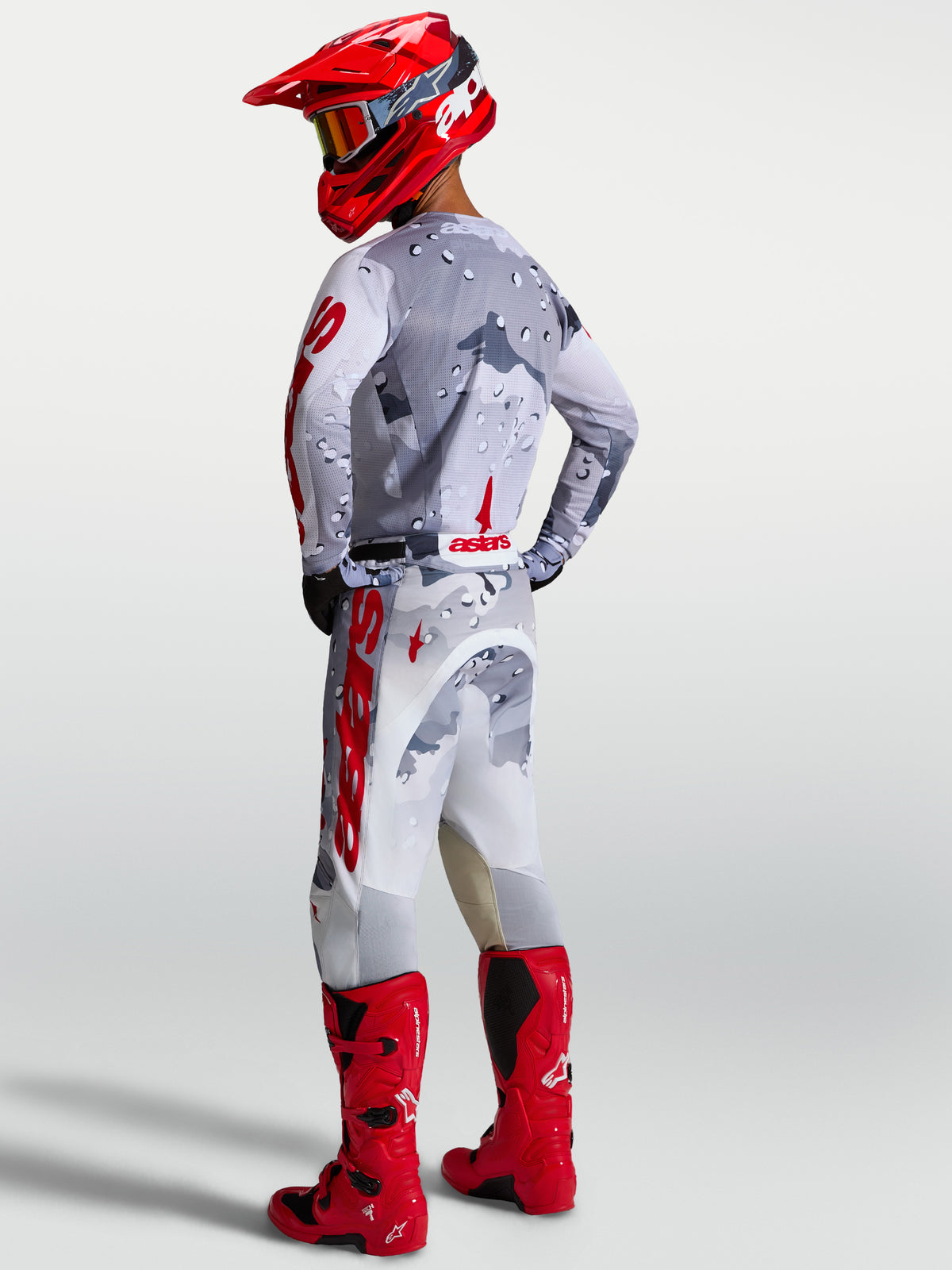 Alpinestars Racer Air Lone Trøje, åndbar motocross-trøje i grå camo og rød, mesh-konstruktion, herreudstyrssæt set bagfra.