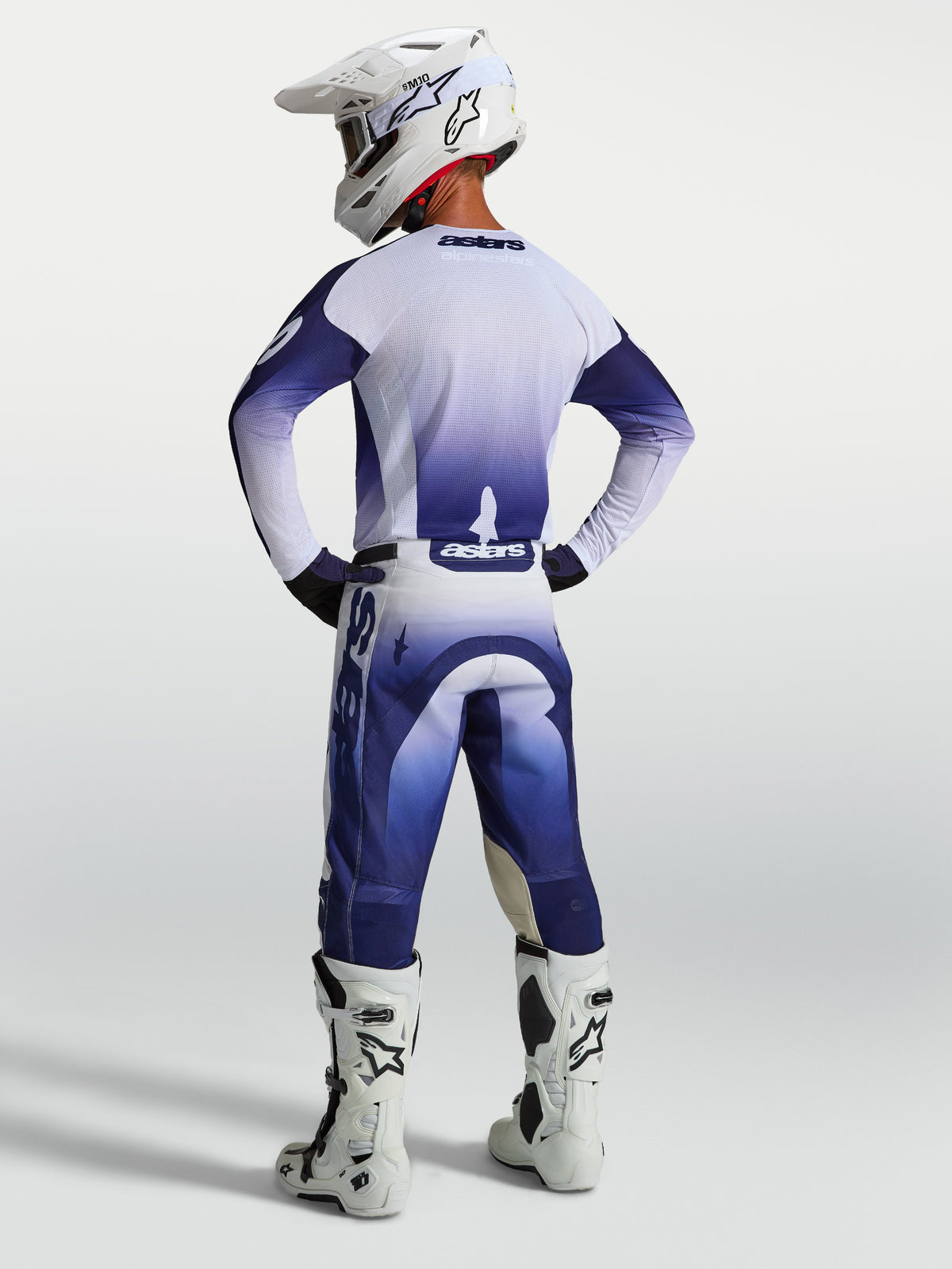 Alpinestars Racer Air Amber trøje og udstyrssæt, navy blå og hvidt motocrossudstyr i mesh, set bagfra på model i fuldt racerudstyr