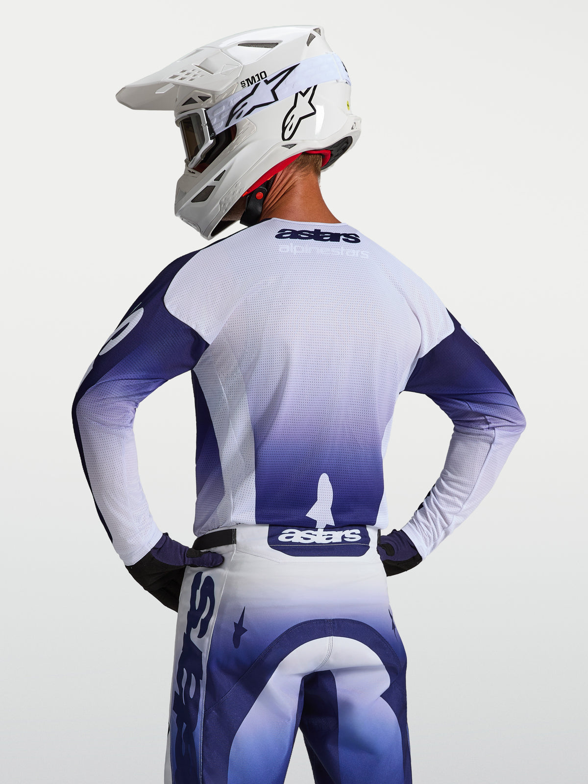 Alpinestars Racer Air Amber Trøje, herremotocrosstrøje i blå og hvid, set bagfra med ventilationsmesh.