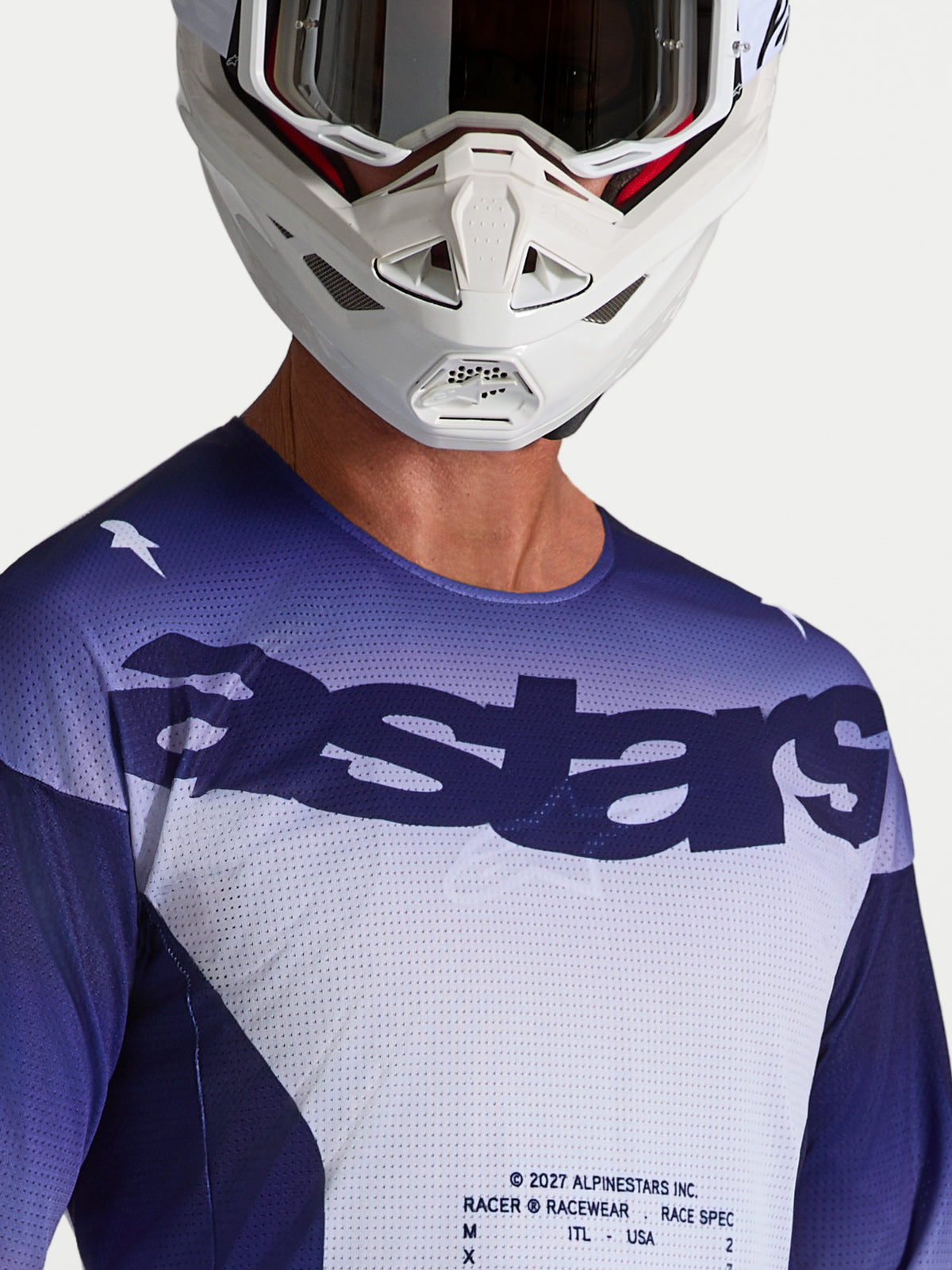 Alpinestars Racer Air Amber herre-motocrosstrøje i blå og hvid mesh med astars-logo, båret med hvid hjelm.