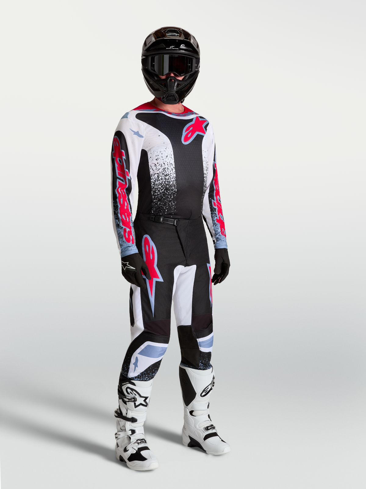 Alpinestars Fluid Drag trøje, herremotocrosstrøje i sort, hvid og rød fluo, åndbart poly-stof på model med fuldt udstyr