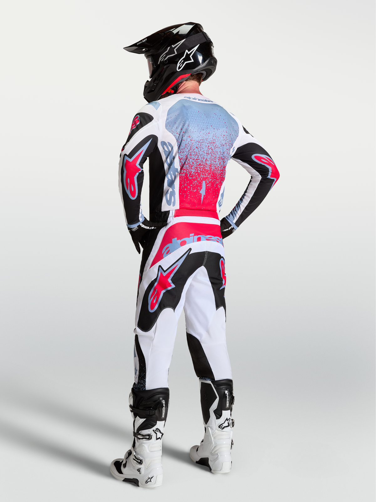 Alpinestars Fluid Drag trøje, herre-motocrossudstyr i sort og rød fluo, åndbart tekstil, set bagfra på model.