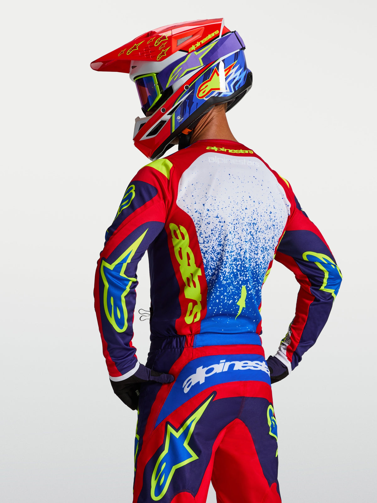 Alpinestars Fluid Drag Trøje, herre-motocrosstrøje i blå og rød, letvægts åndbart ydeevneudstyr, set bagfra på model.