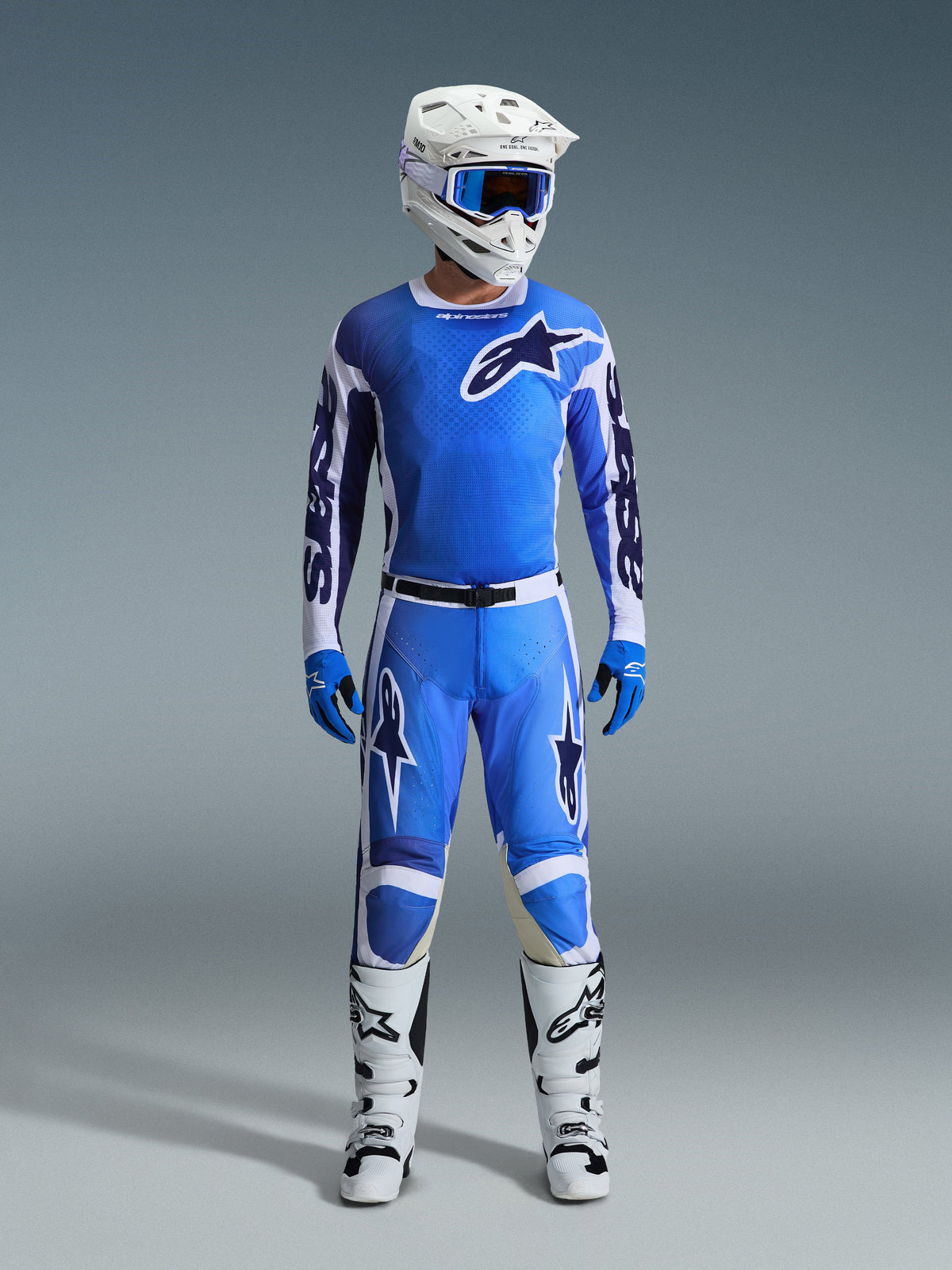 Motocrosskører iført Alpinestars 2026 Racer Air Portl Jersey i Ucla Blue White, kombineret med matchende blå motocrossbukser, en hvid hjelm med blå goggles, blå handsker og hvide støvler, komplet professionelt udstyrssæt til off-road racing