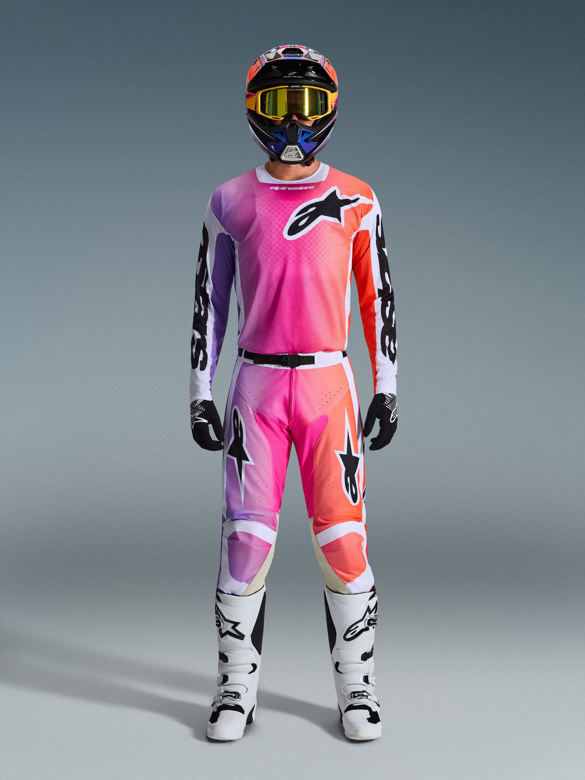 Alpinestars 2026 Racer Air Portl-racerudstyr, komplet motocross-sæt med pink, lilla og orange gradient-design på trøje og bukser, matchende hjelm, gule goggles, hvide støvler og sorte handsker, koordineret off-road look