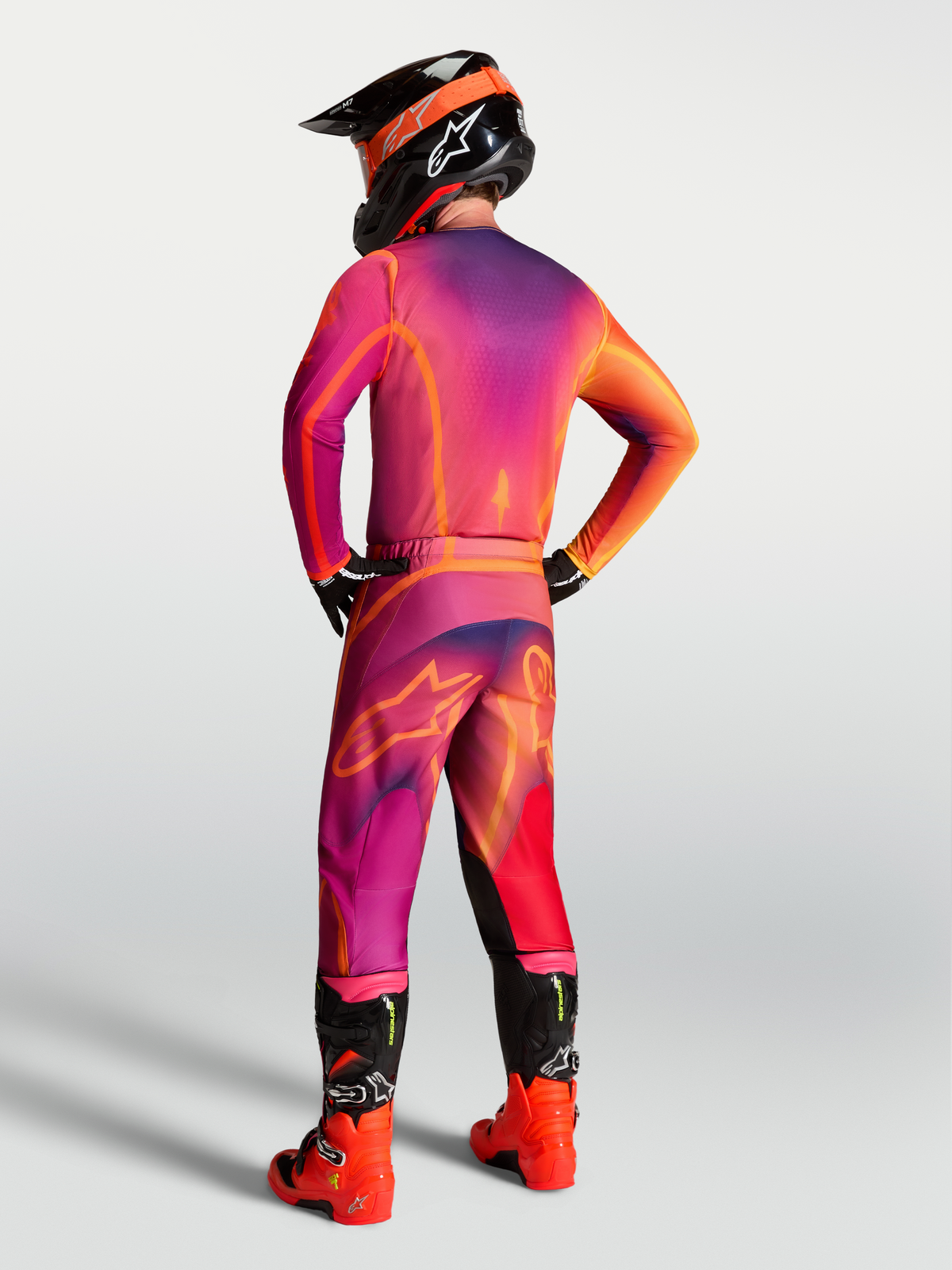 Alpinestars Fluid Kepler bukser, lilla og orange motocrossbukser til herre, set bagfra med ergonomisk sport-fit.